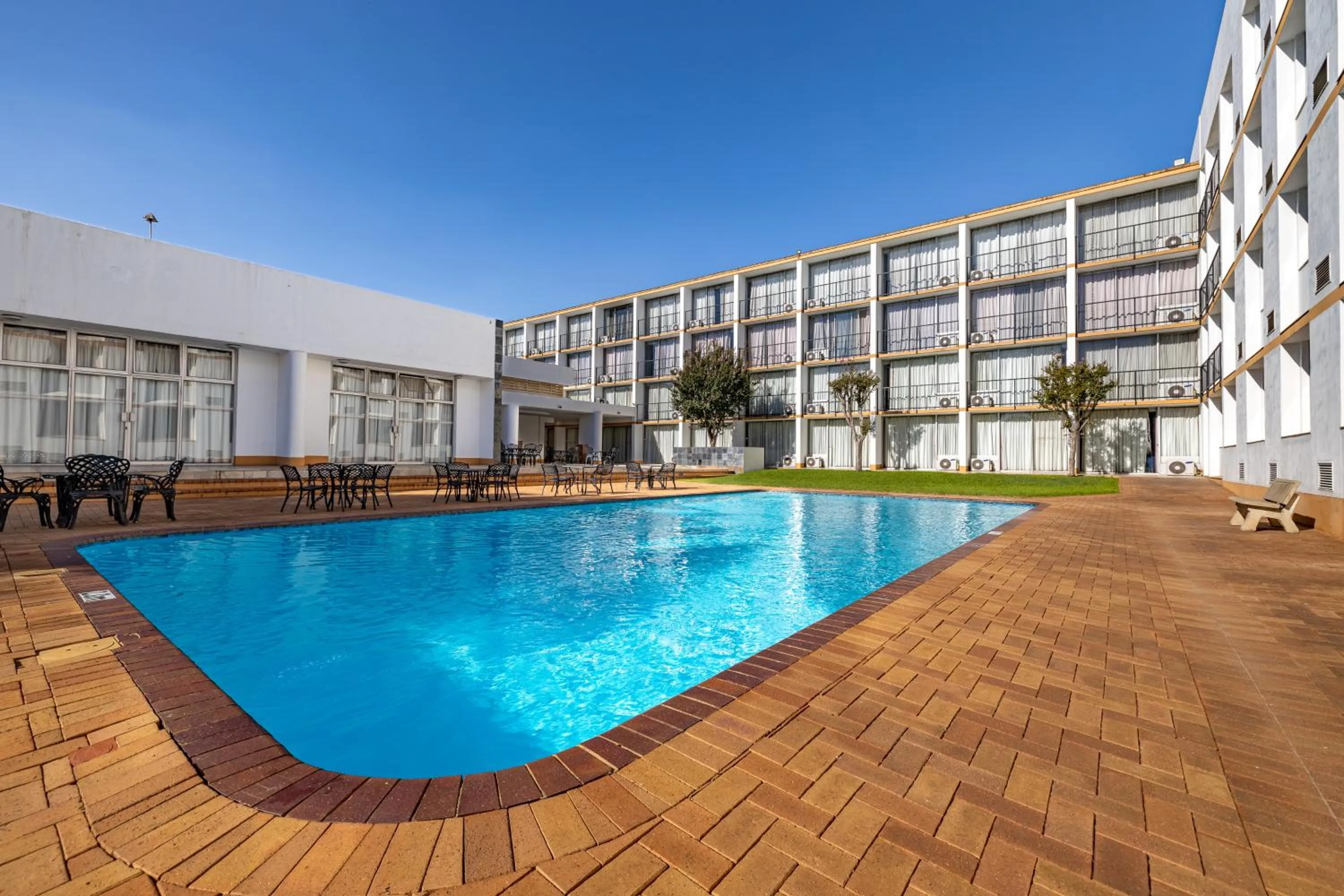 Swimming pool in African Sky Ermelo Inn