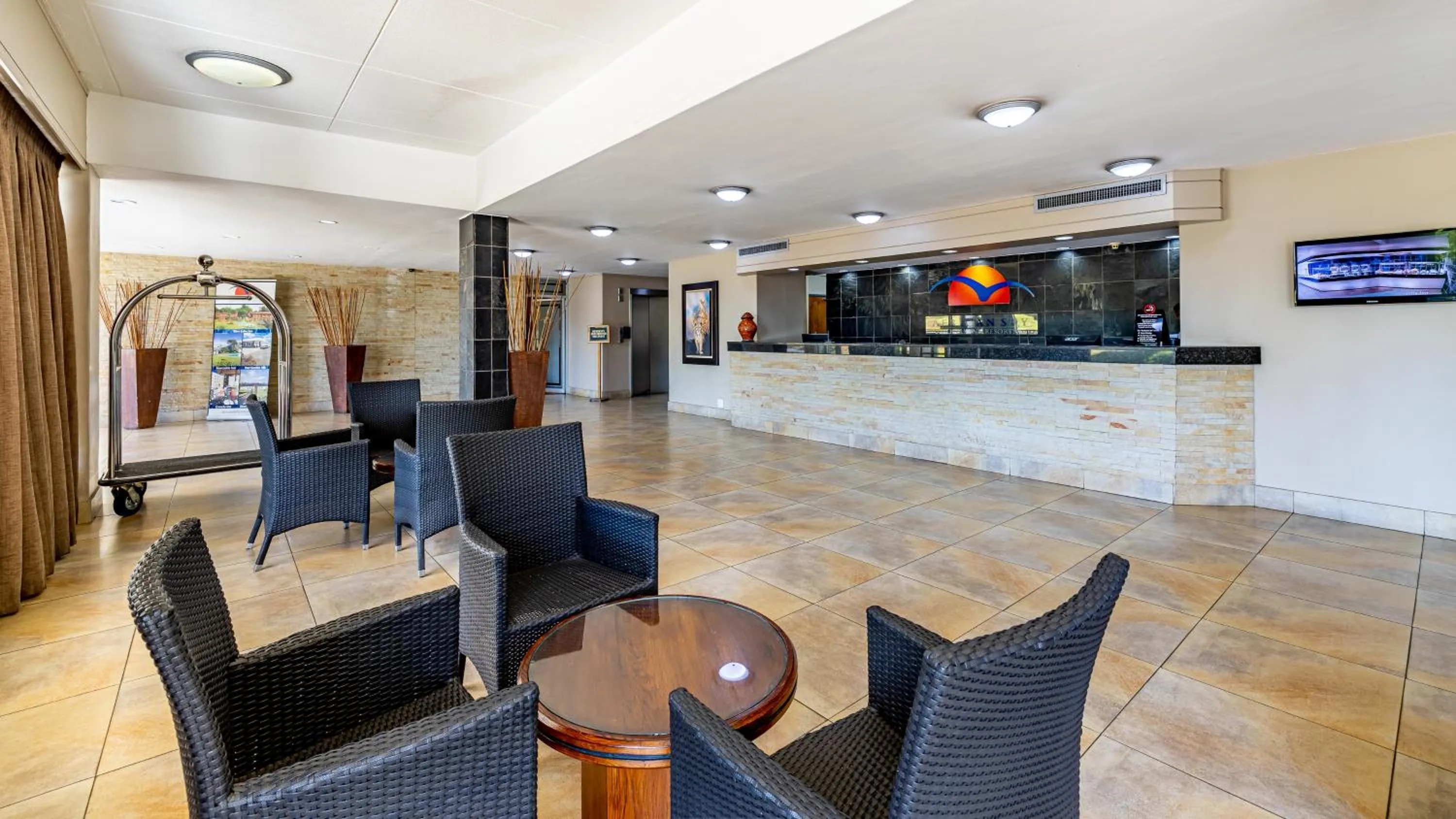 Lobby or reception in African Sky Ermelo Inn