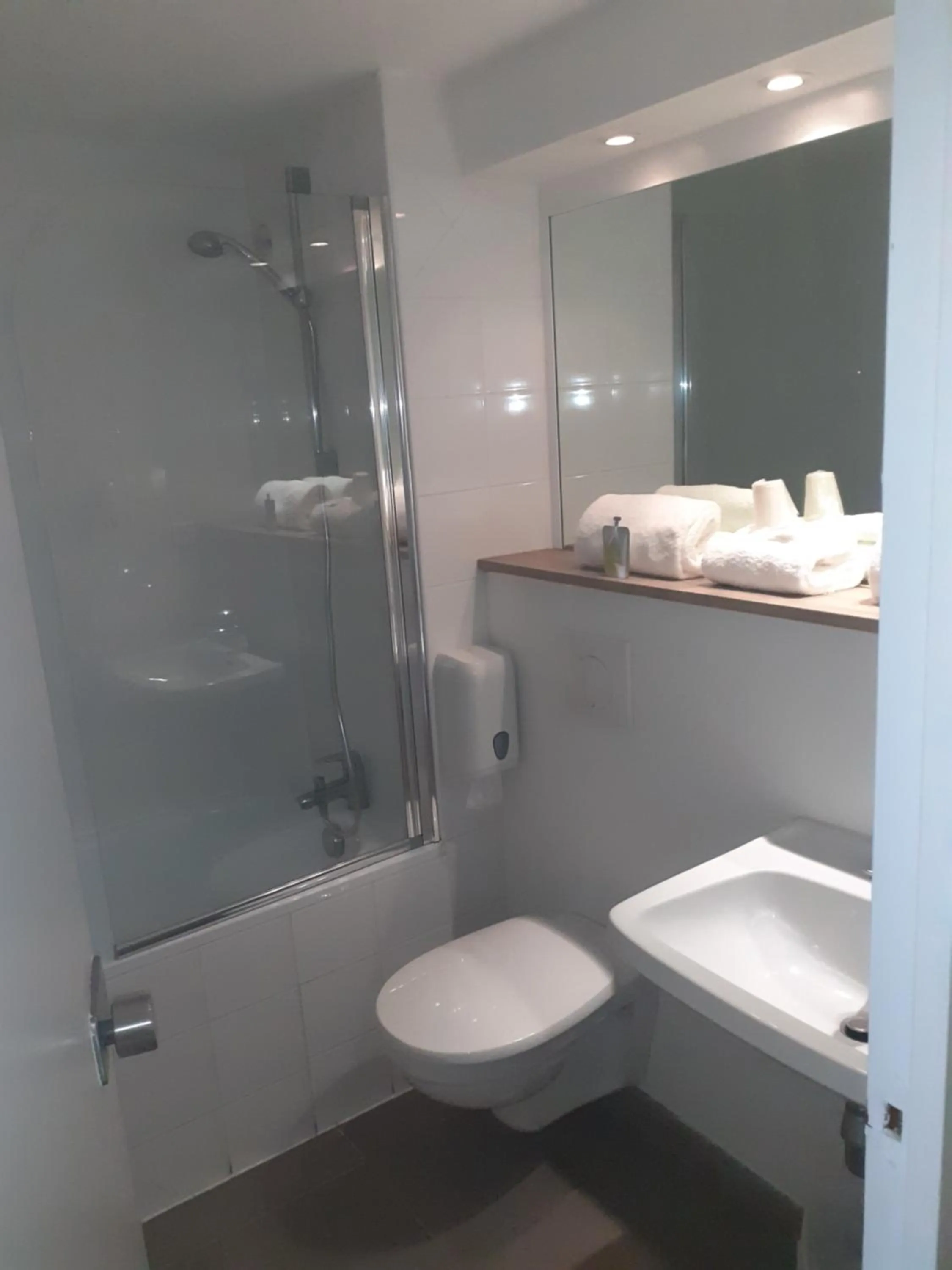 Bathroom in Kyriad Carcassonne - Aéroport