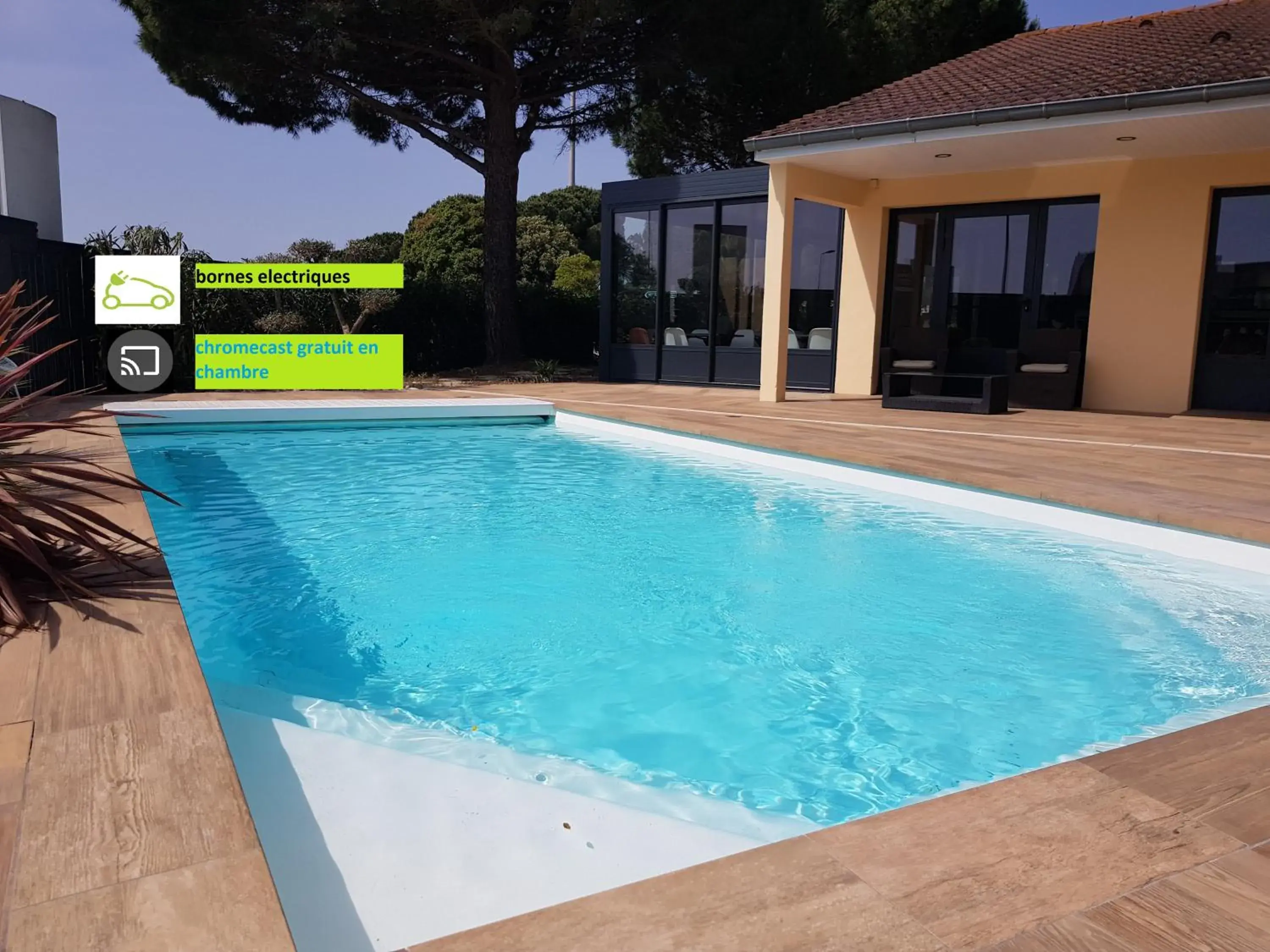 Pool view in Kyriad Carcassonne - Aéroport Pool view in Kyriad Carcassonne - Aéroport