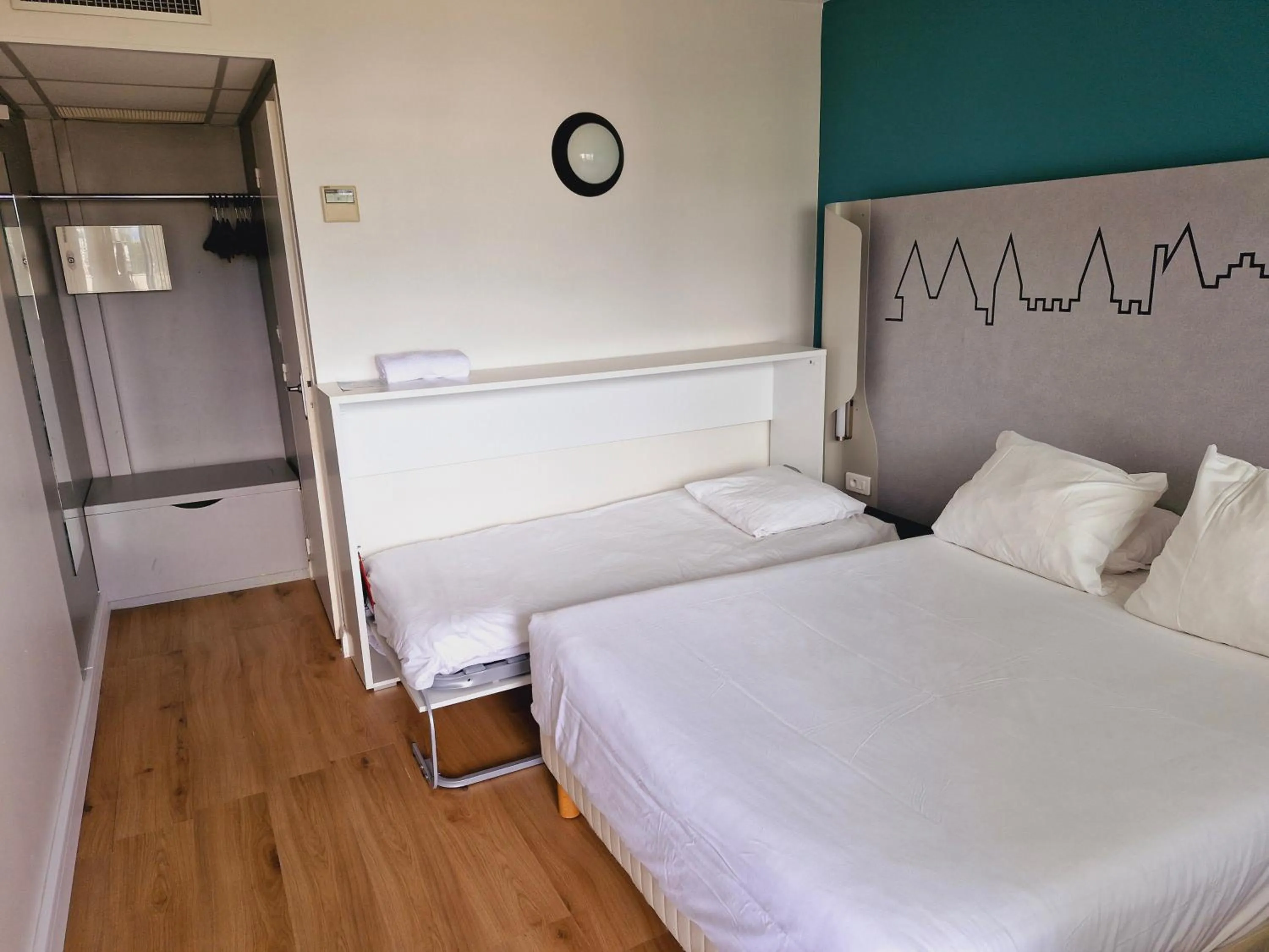 Property building, Bed in Kyriad Carcassonne - Aéroport