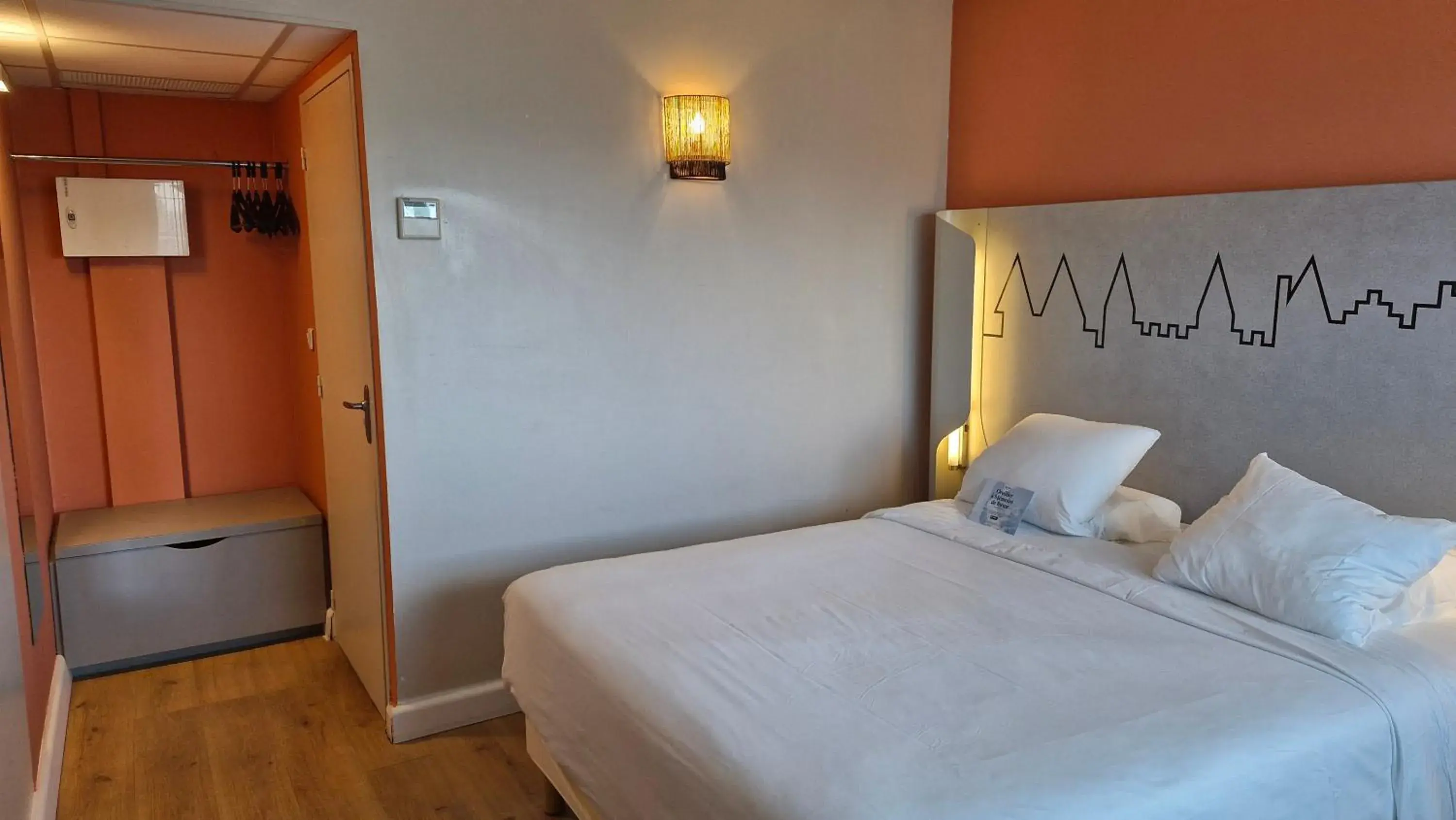 Bedroom, Bed in Kyriad Carcassonne - Aéroport Bedroom, Bed in Kyriad Carcassonne - Aéroport