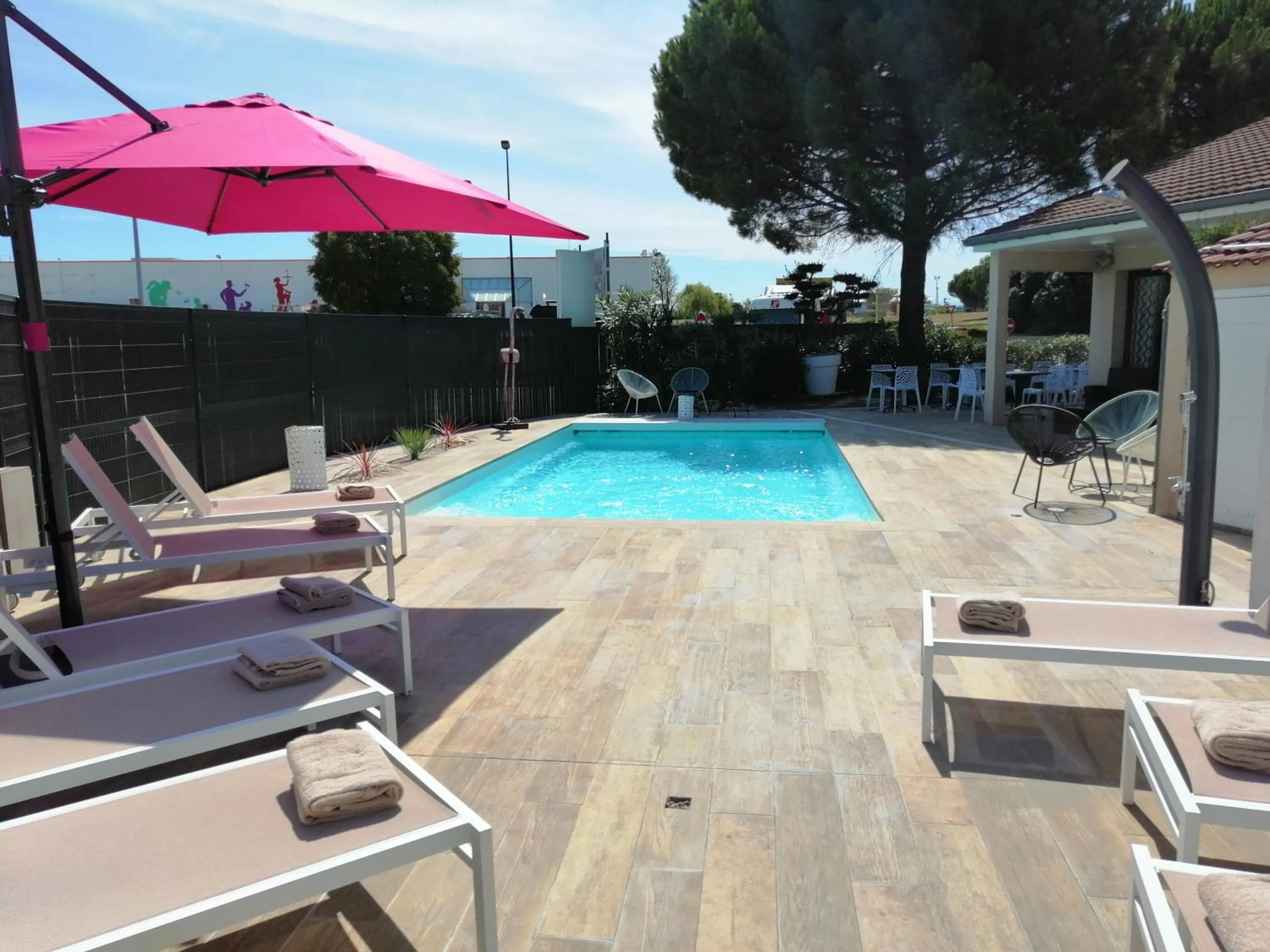 Swimming pool in Kyriad Carcassonne - Aéroport
