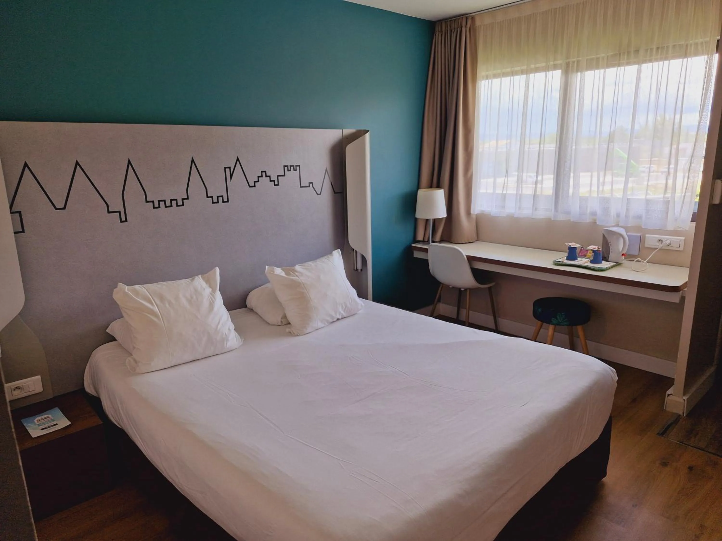 Property building, Bed in Kyriad Carcassonne - Aéroport