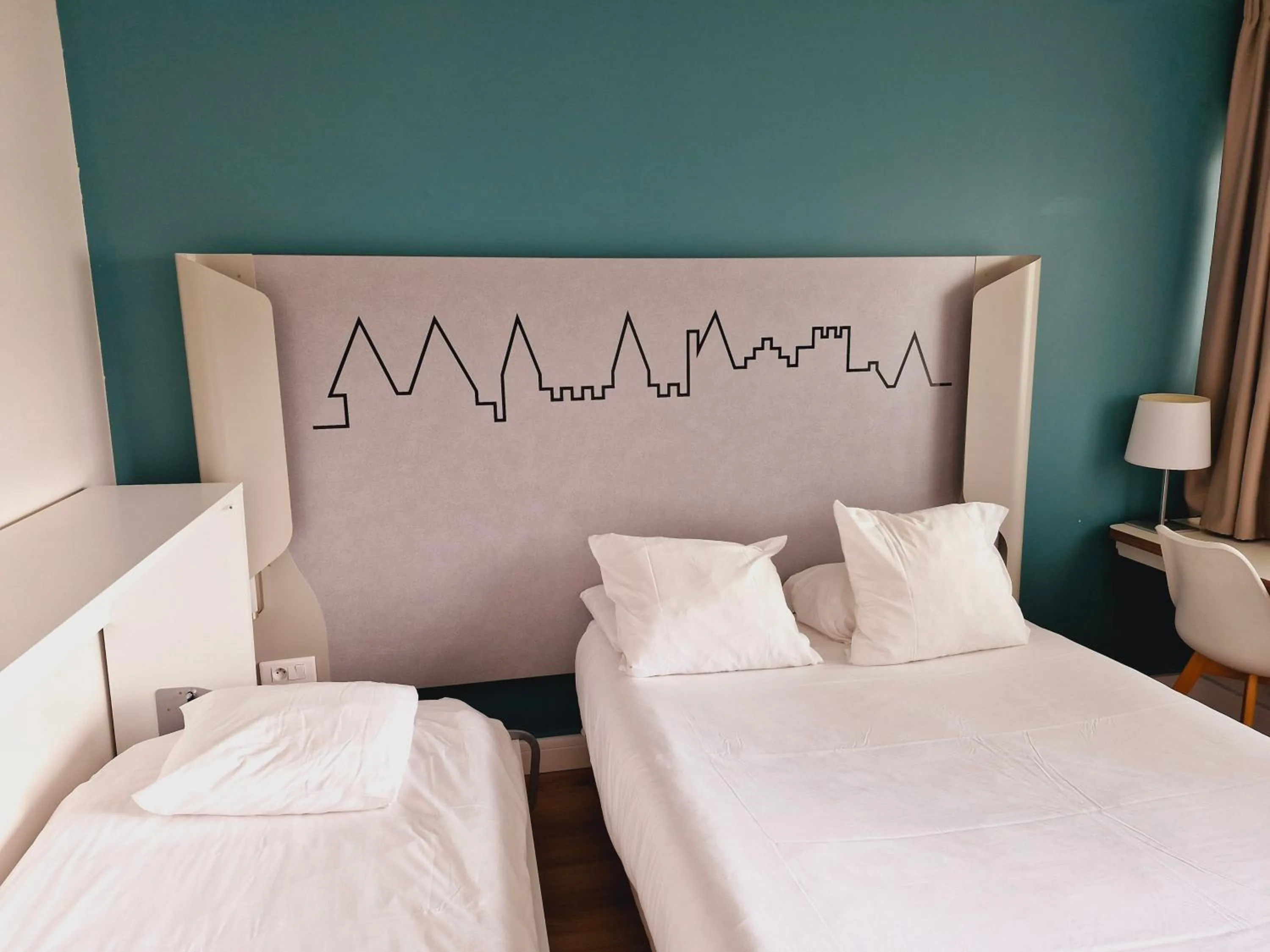 Property building, Bed in Kyriad Carcassonne - Aéroport