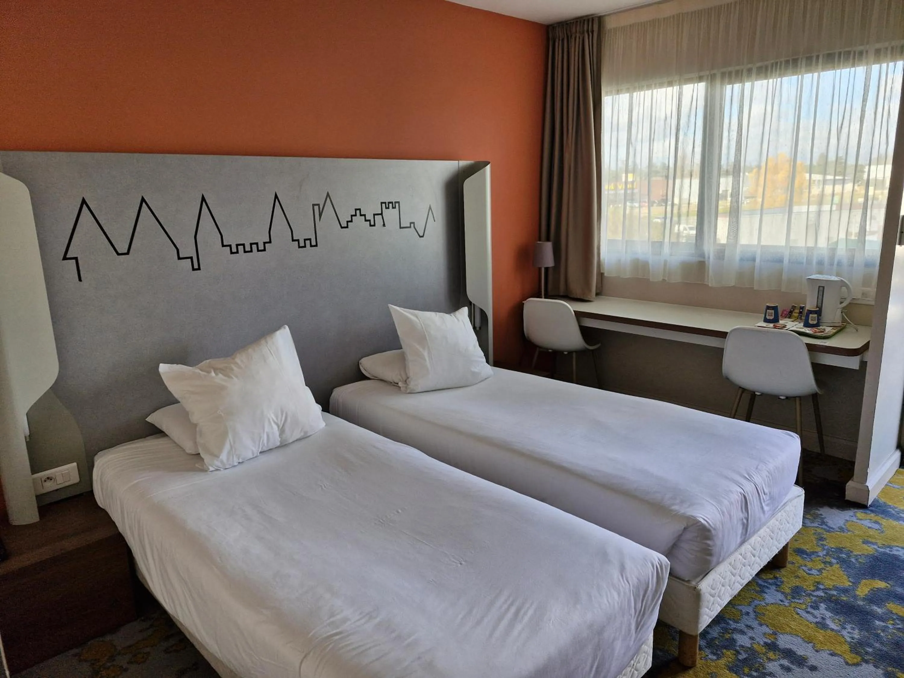 Property building, Bed in Kyriad Carcassonne - Aéroport