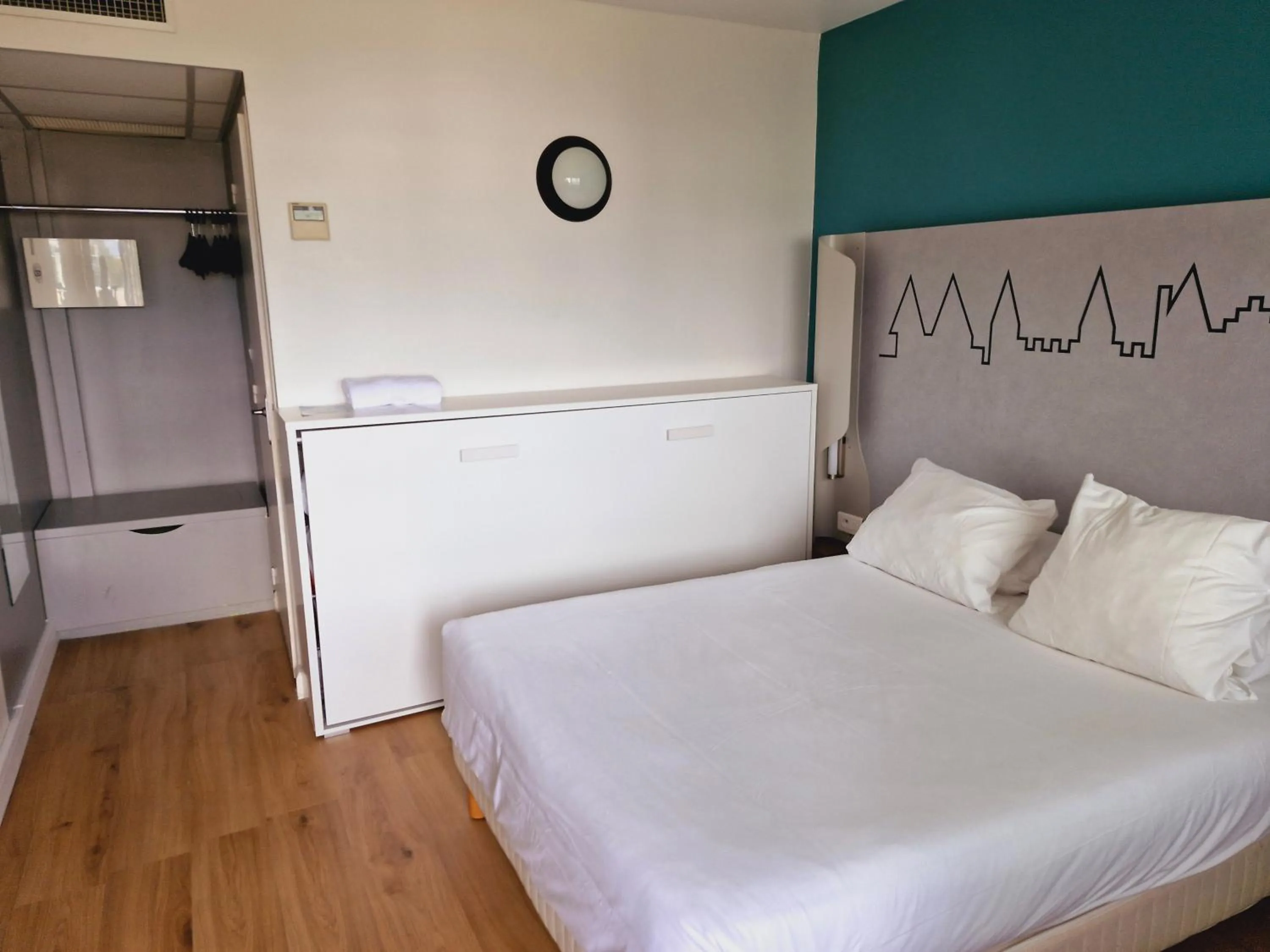 Property building, Bed in Kyriad Carcassonne - Aéroport