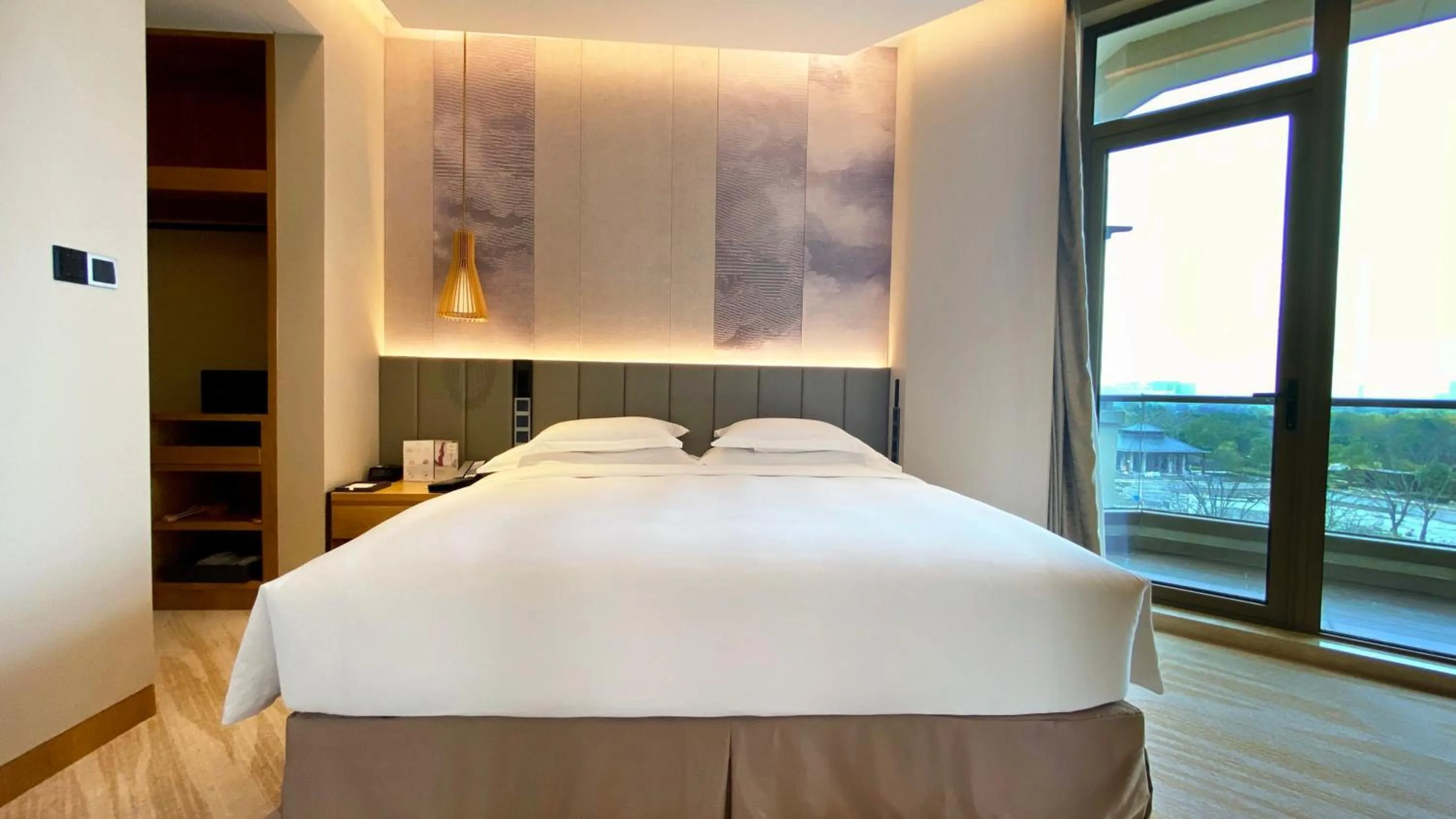 Photo of the whole room, Bed in Crowne Plaza Huzhou by IHG