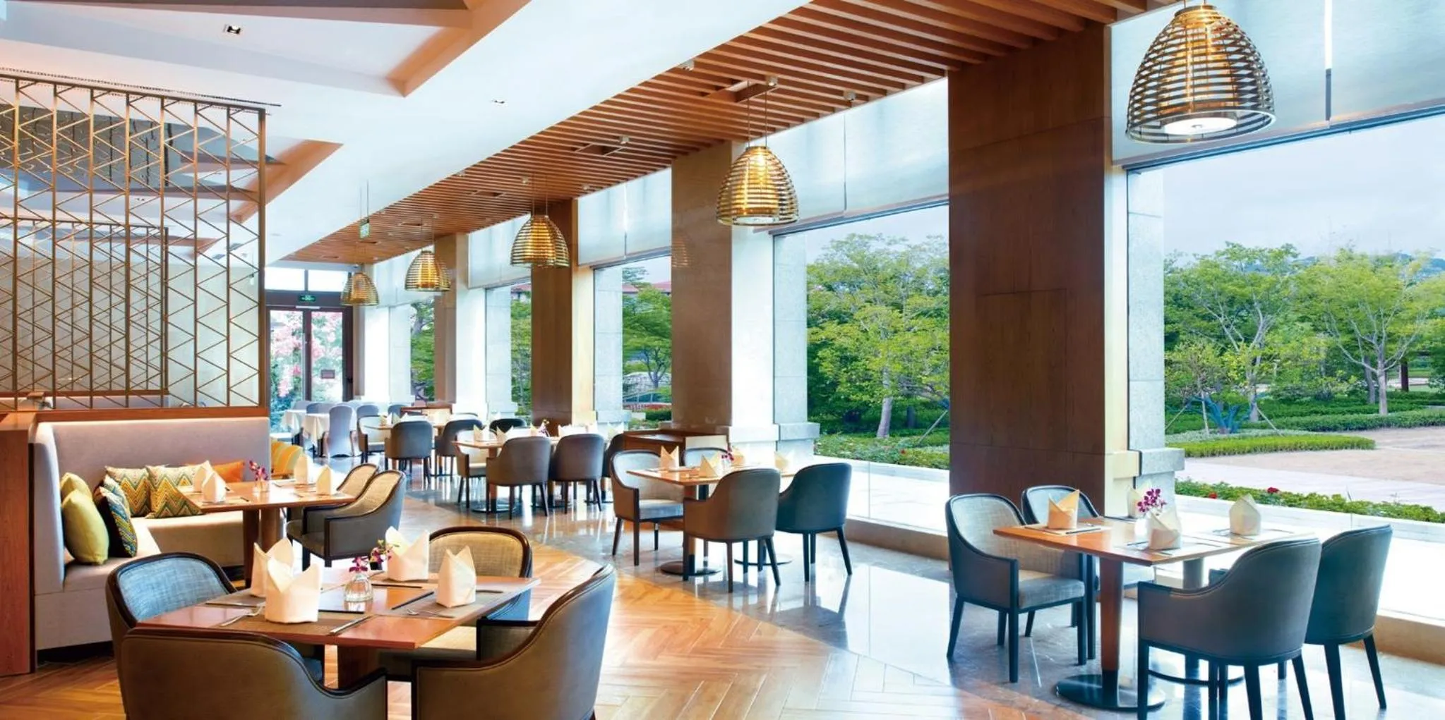 Restaurant/places to eat in Crowne Plaza Huzhou by IHG