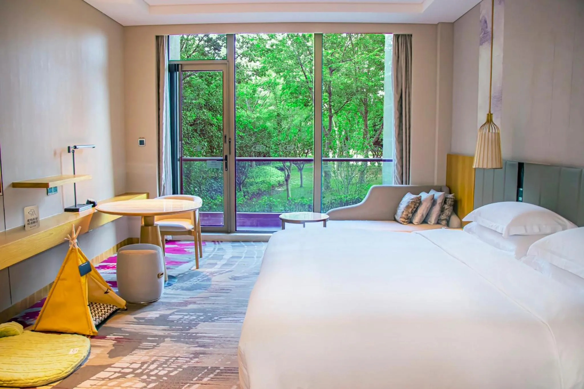 Photo of the whole room, Bed in Crowne Plaza Huzhou by IHG