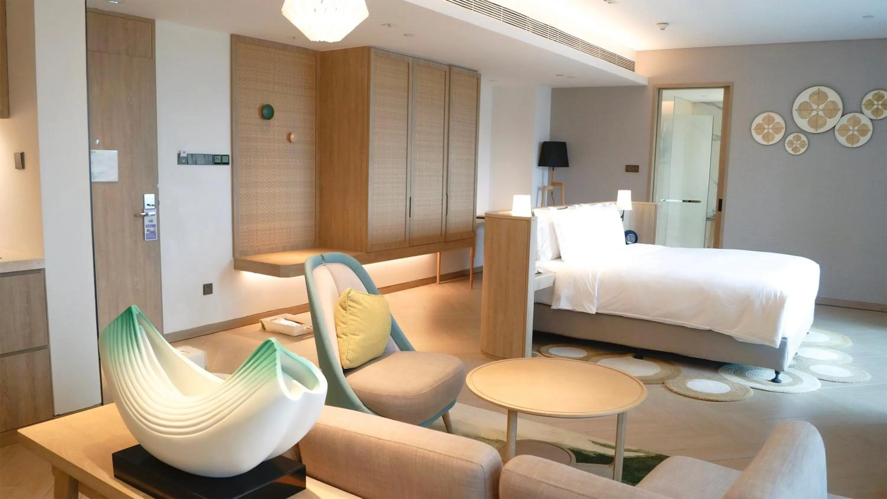 Photo of the whole room, Bed in Holiday Inn Resort Qionghai Guantang by IHG
