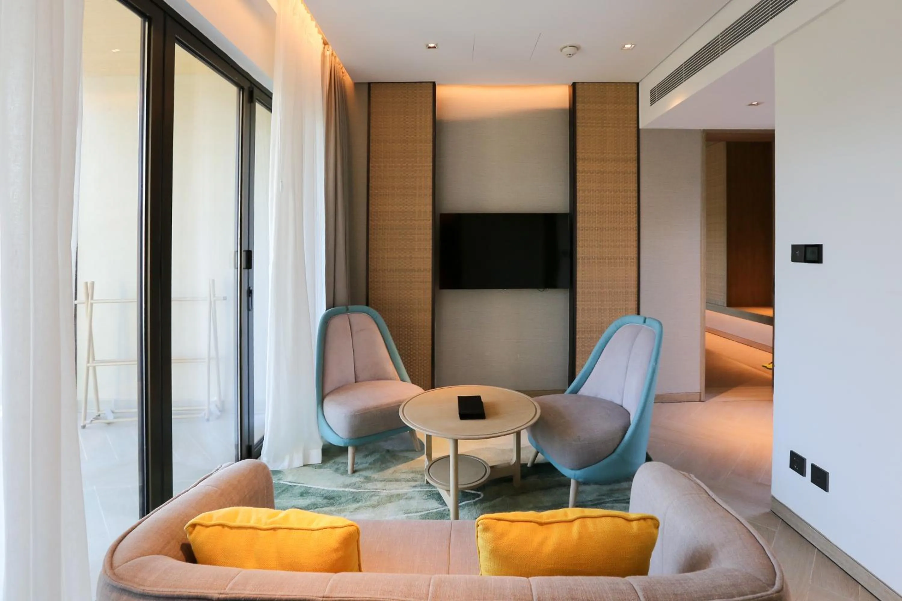 Living room in Holiday Inn Resort Qionghai Guantang by IHG