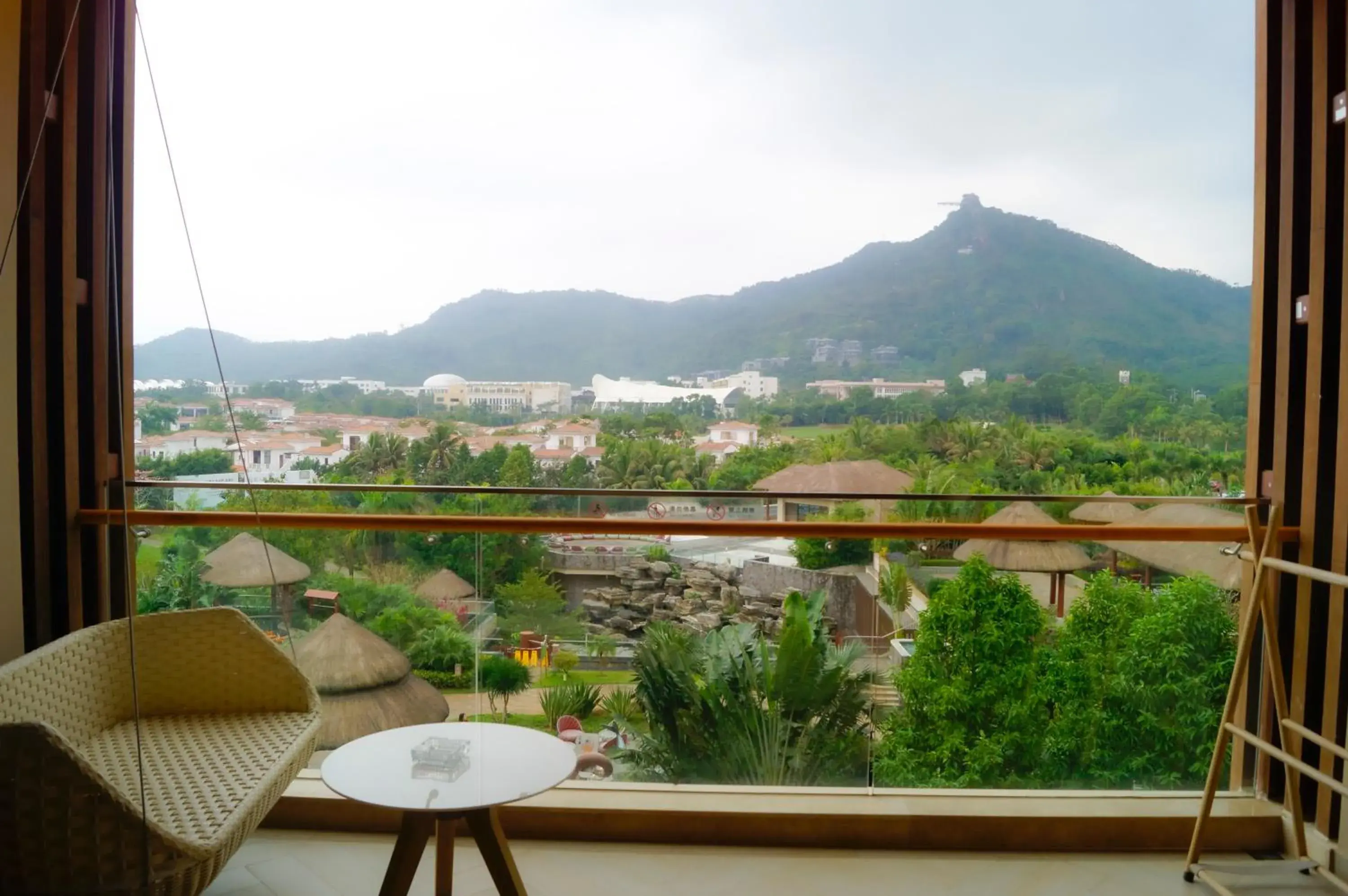 Premium King Room with Mountain View in Holiday Inn Resort Qionghai Guantang by IHG Premium King Room with Mountain View in Holiday Inn Resort Qionghai Guantang by IHG