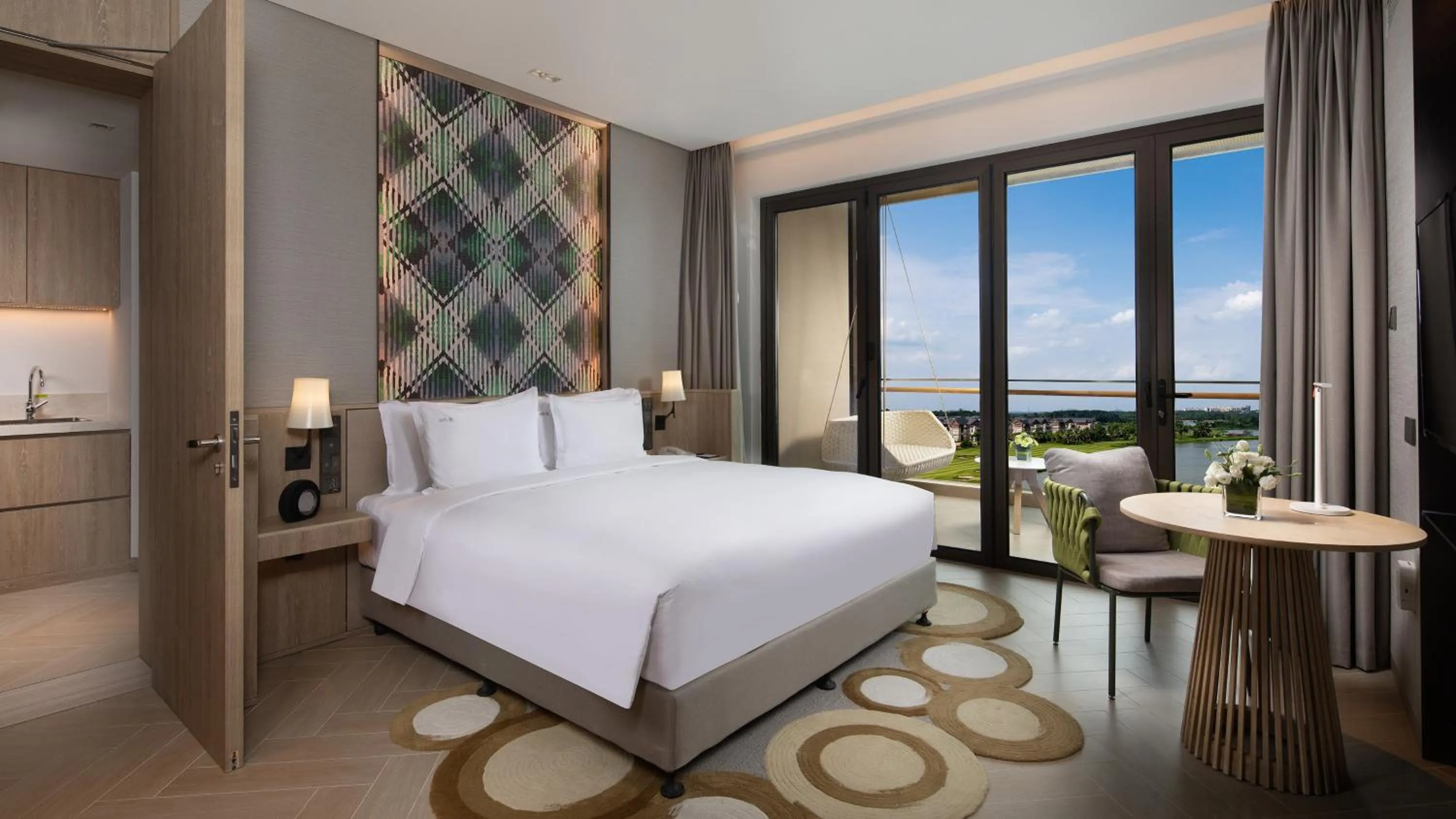 Photo of the whole room, Bed in Holiday Inn Resort Qionghai Guantang by IHG