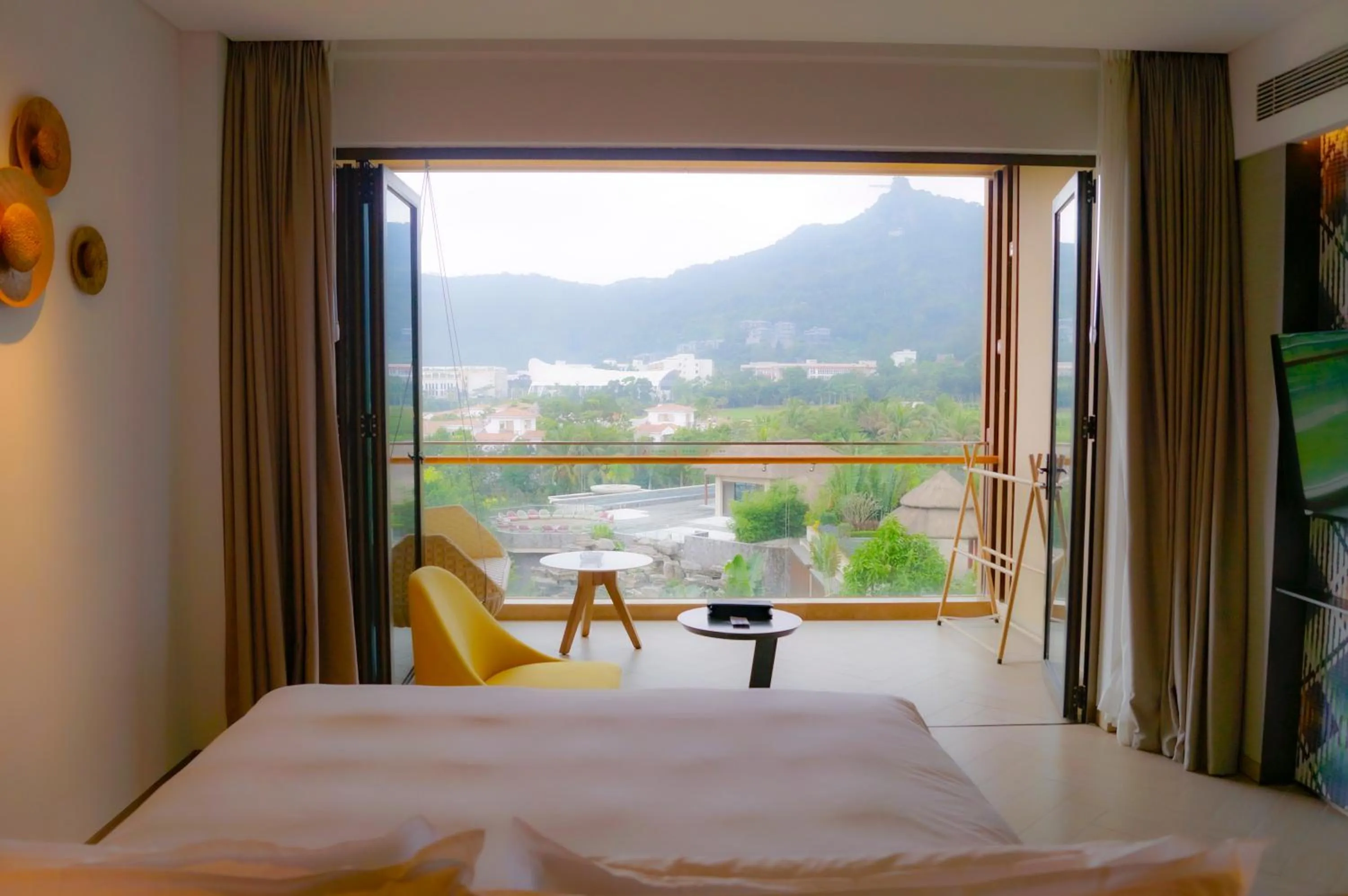 Mountain view, Bed in Holiday Inn Resort Qionghai Guantang by IHG