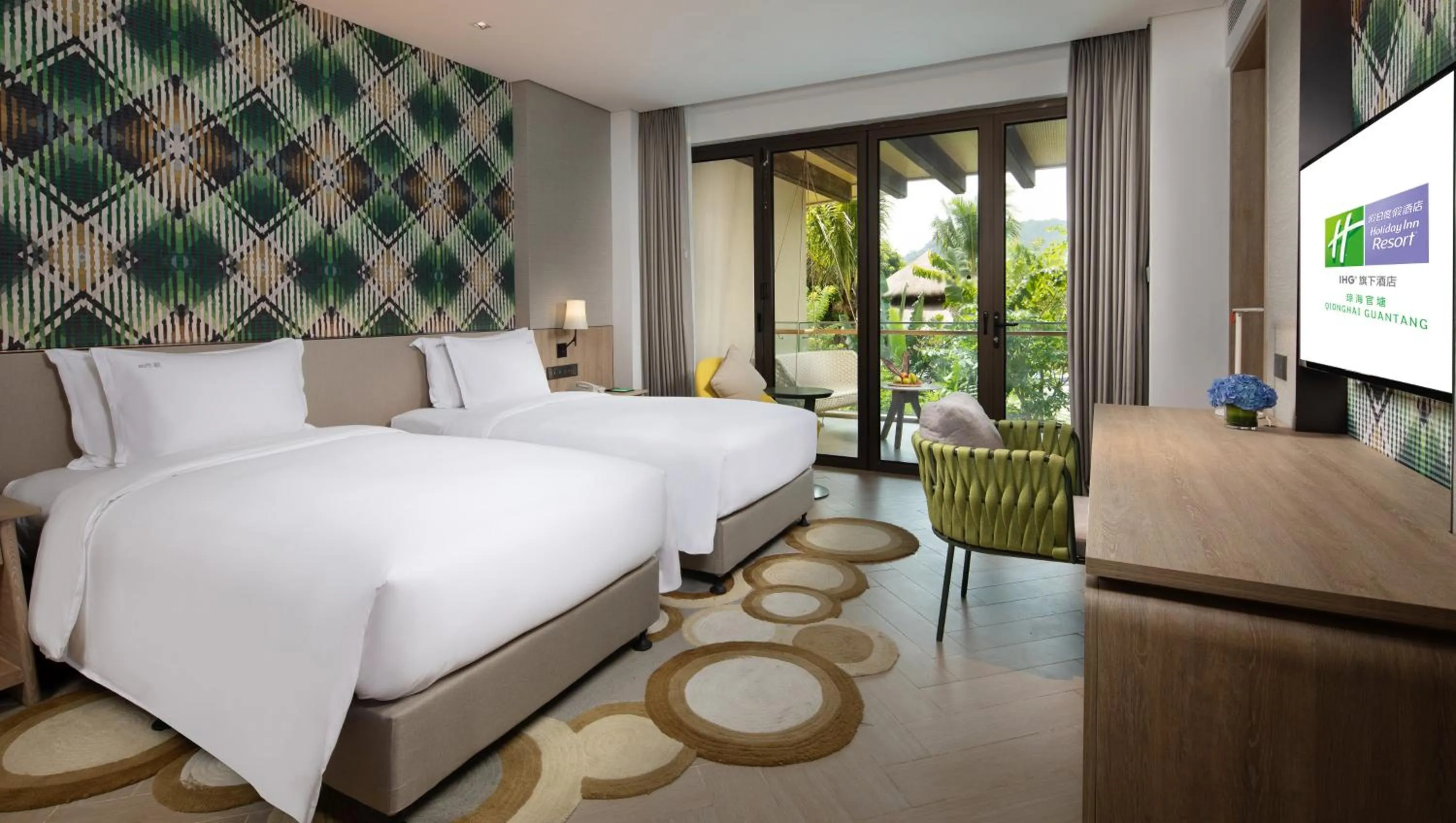 Photo of the whole room, Bed in Holiday Inn Resort Qionghai Guantang by IHG