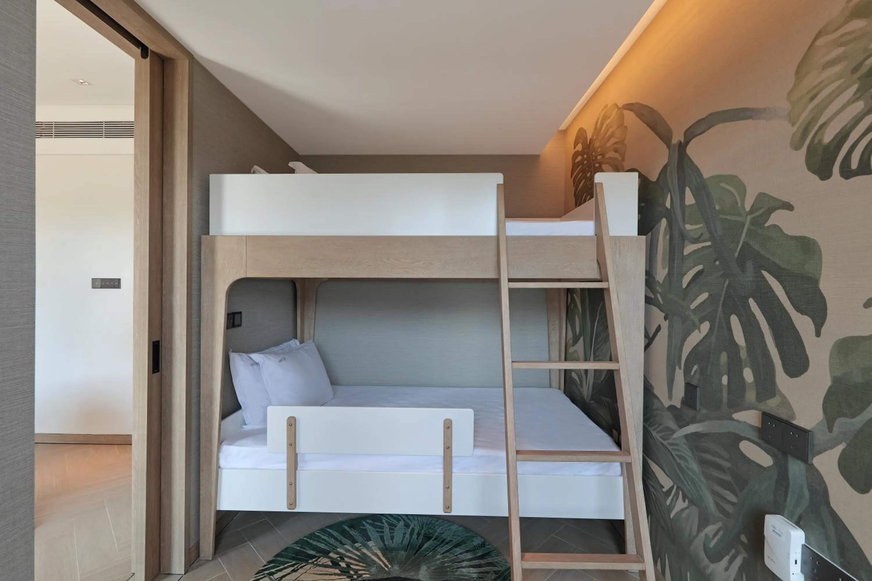 Photo of the whole room, Bed in Holiday Inn Resort Qionghai Guantang by IHG