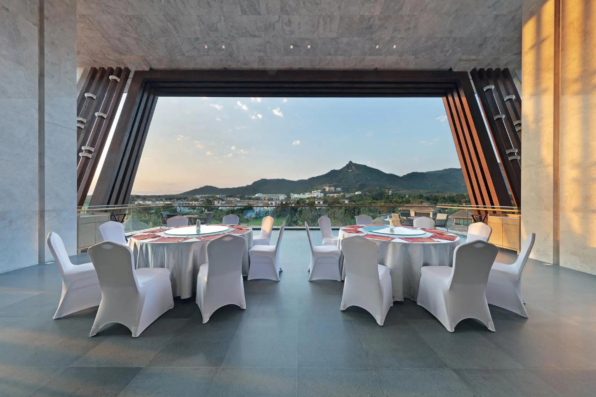 Restaurant/places to eat in Holiday Inn Resort Qionghai Guantang by IHG