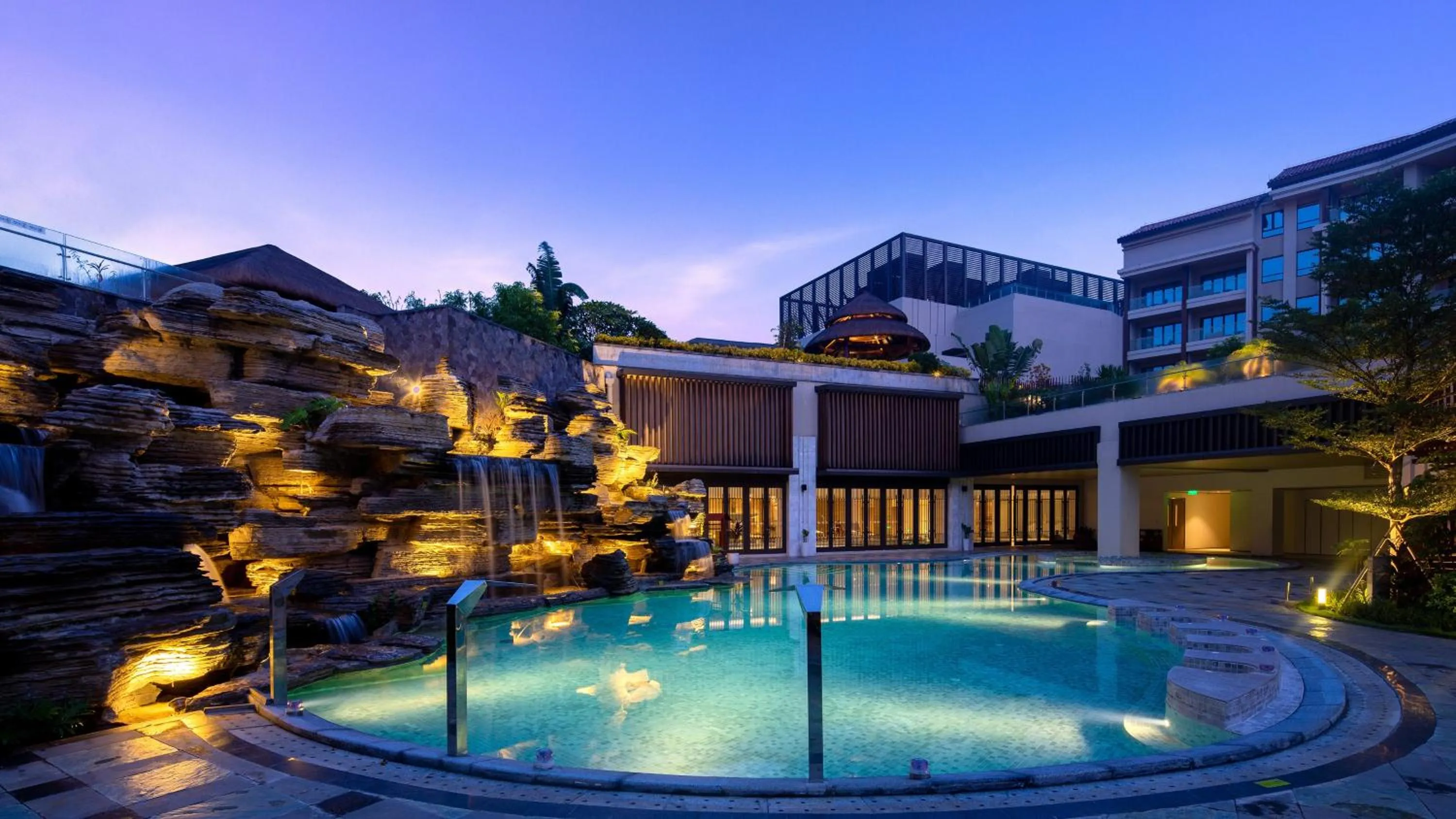 Swimming pool in Holiday Inn Resort Qionghai Guantang by IHG
