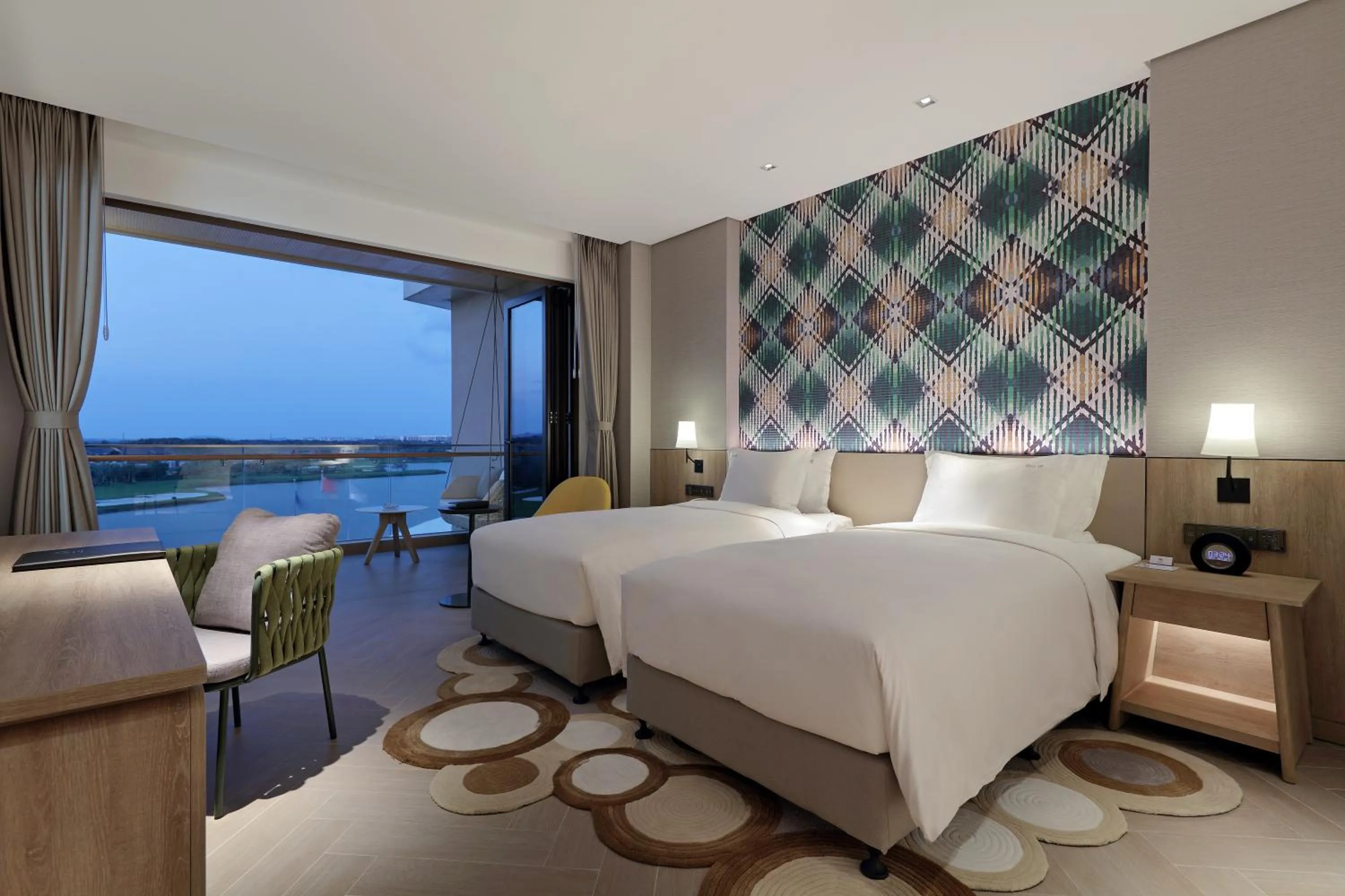 Photo of the whole room, Bed in Holiday Inn Resort Qionghai Guantang by IHG