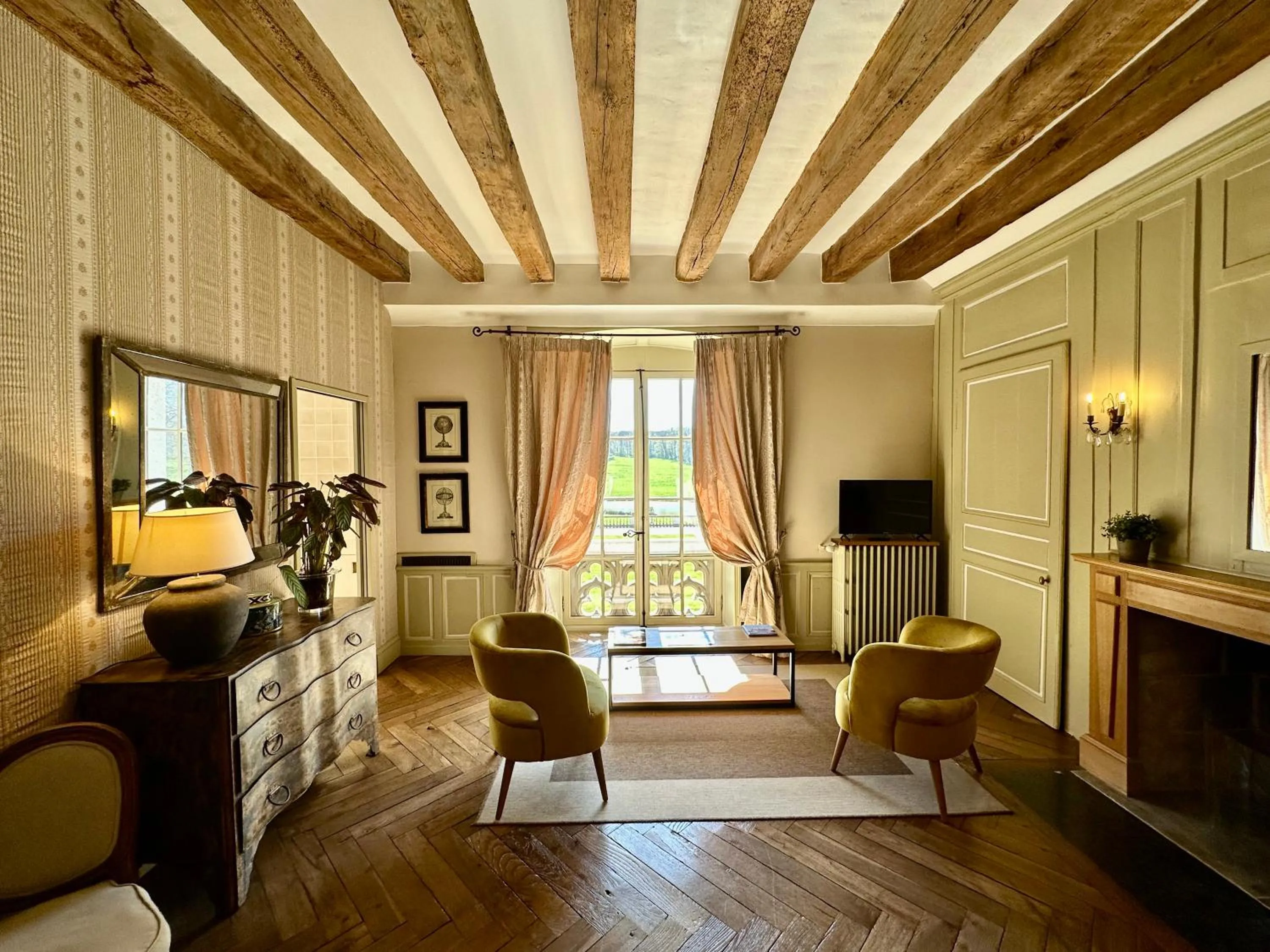 Seating area, Bed in Chateau des Arpentis