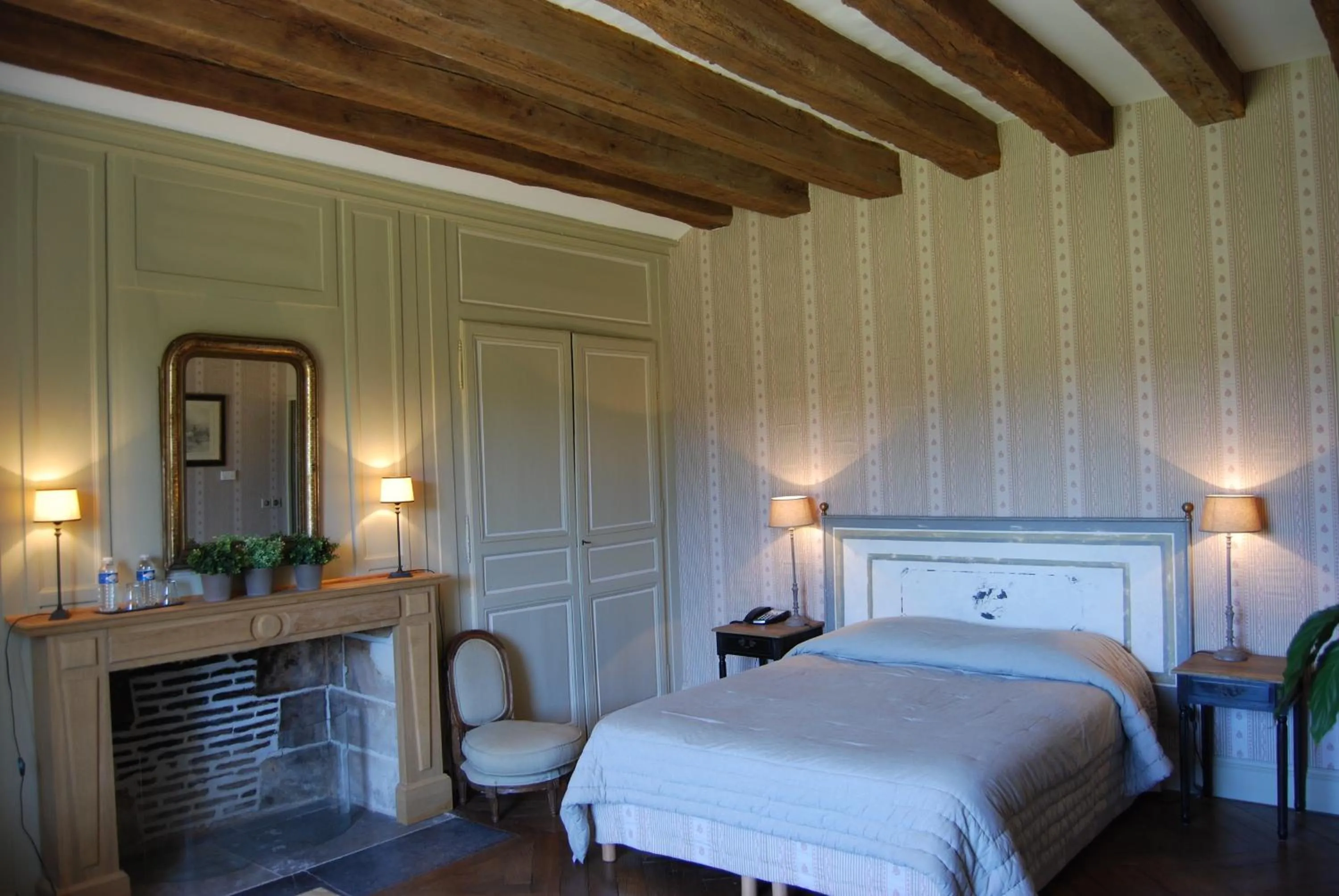 Photo of the whole room, Bed in Chateau des Arpentis