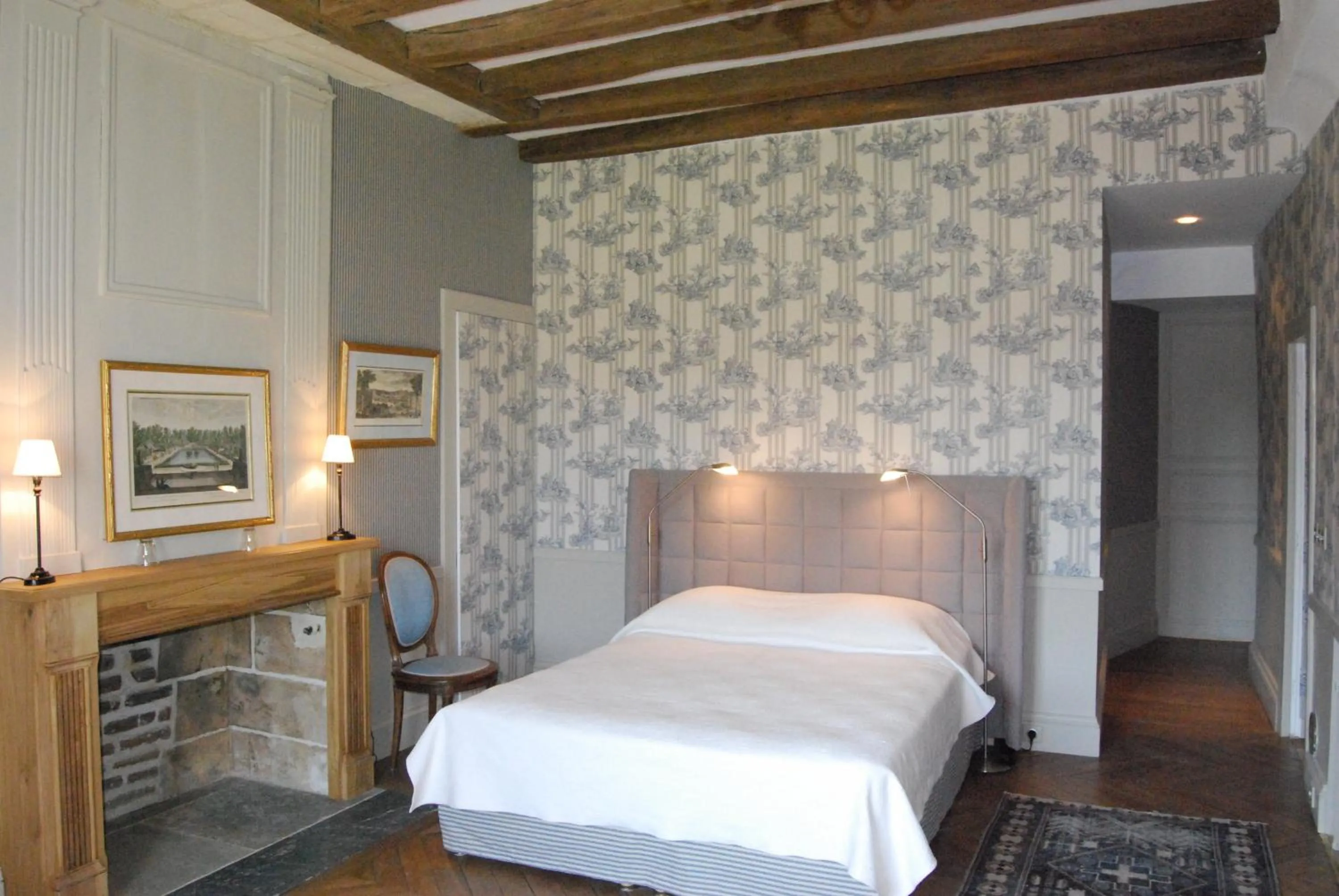 Photo of the whole room, Bed in Chateau des Arpentis