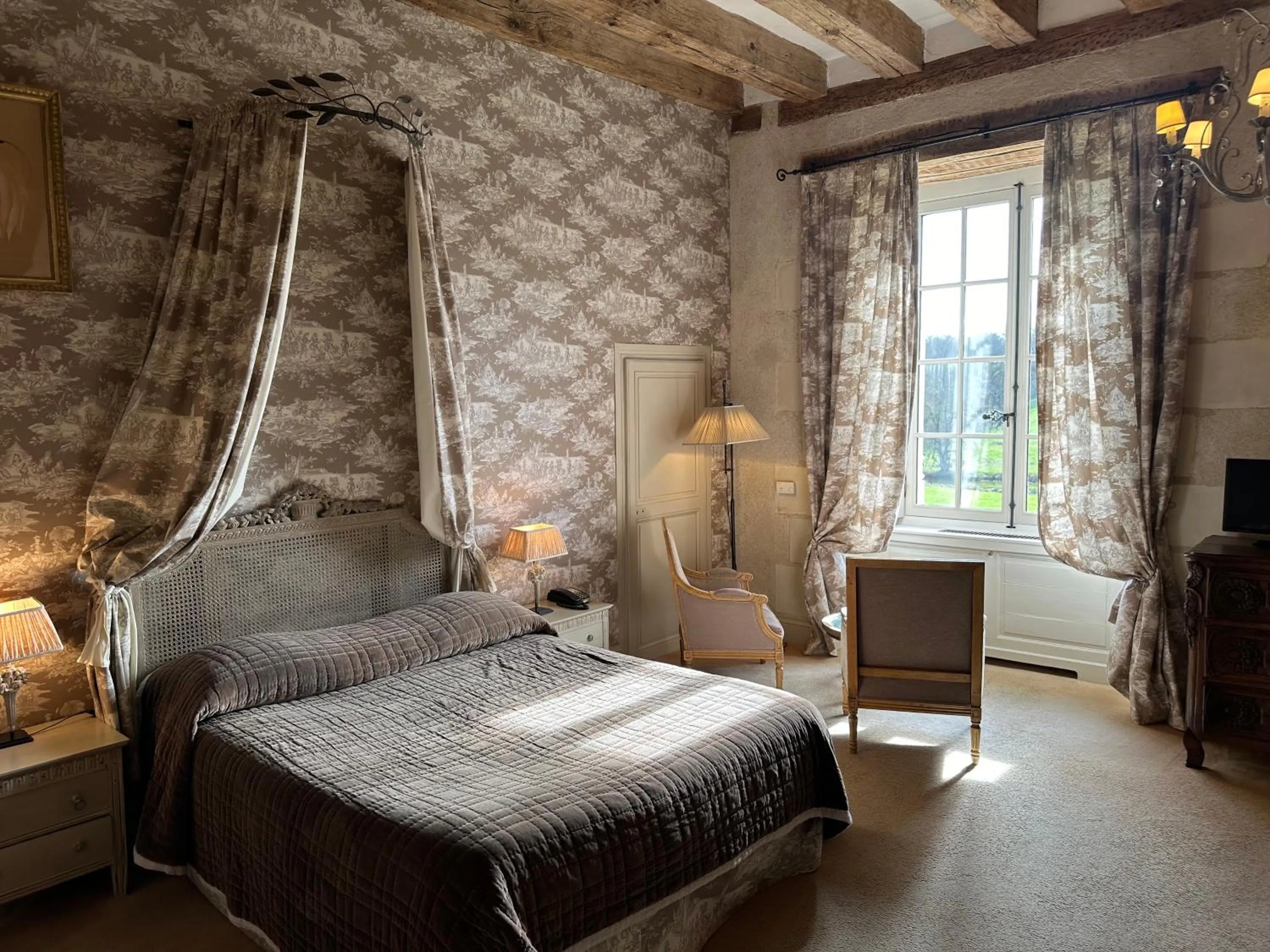 Bedroom, Bed in Chateau des Arpentis