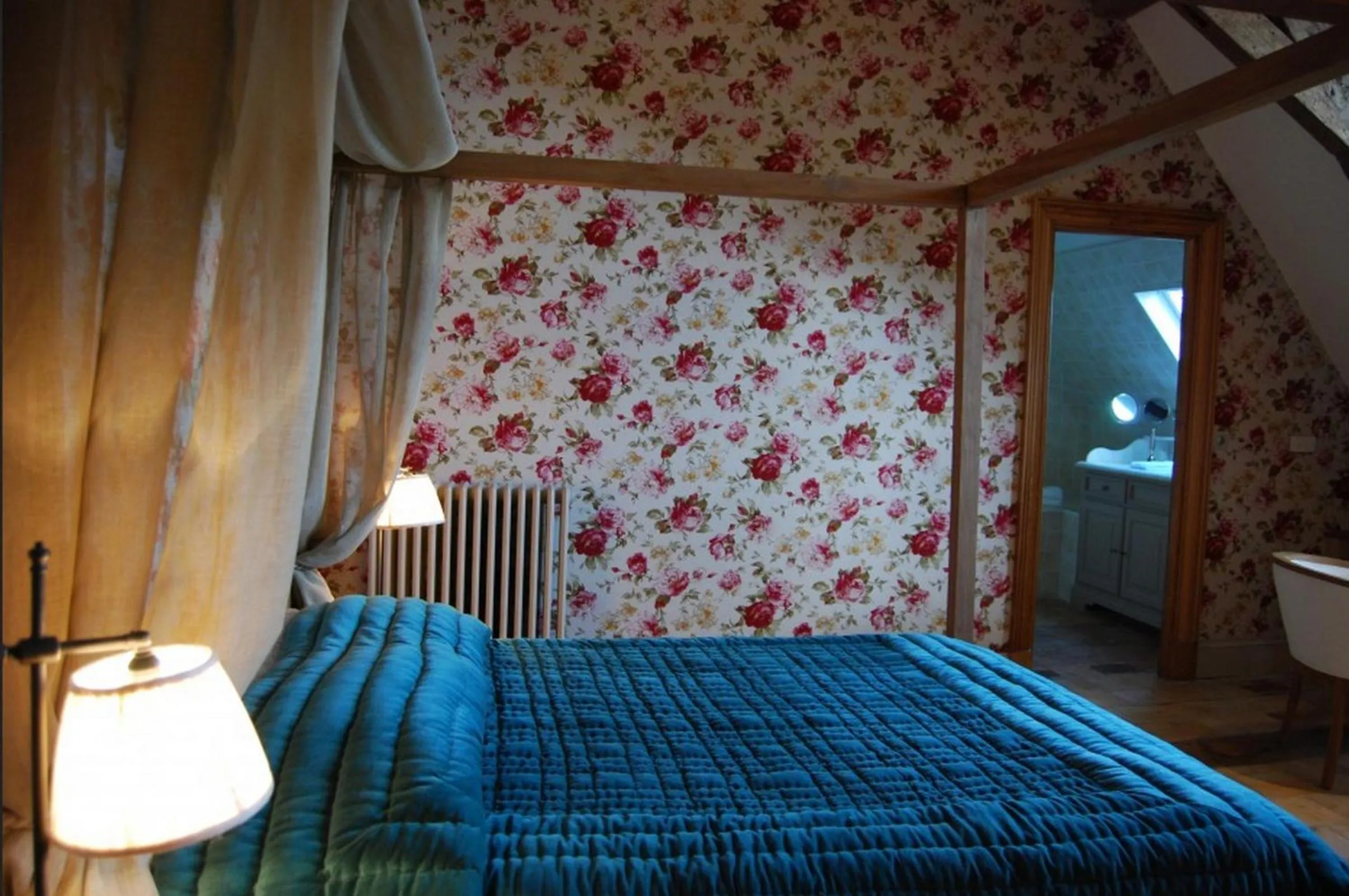 Photo of the whole room, Bed in Chateau des Arpentis