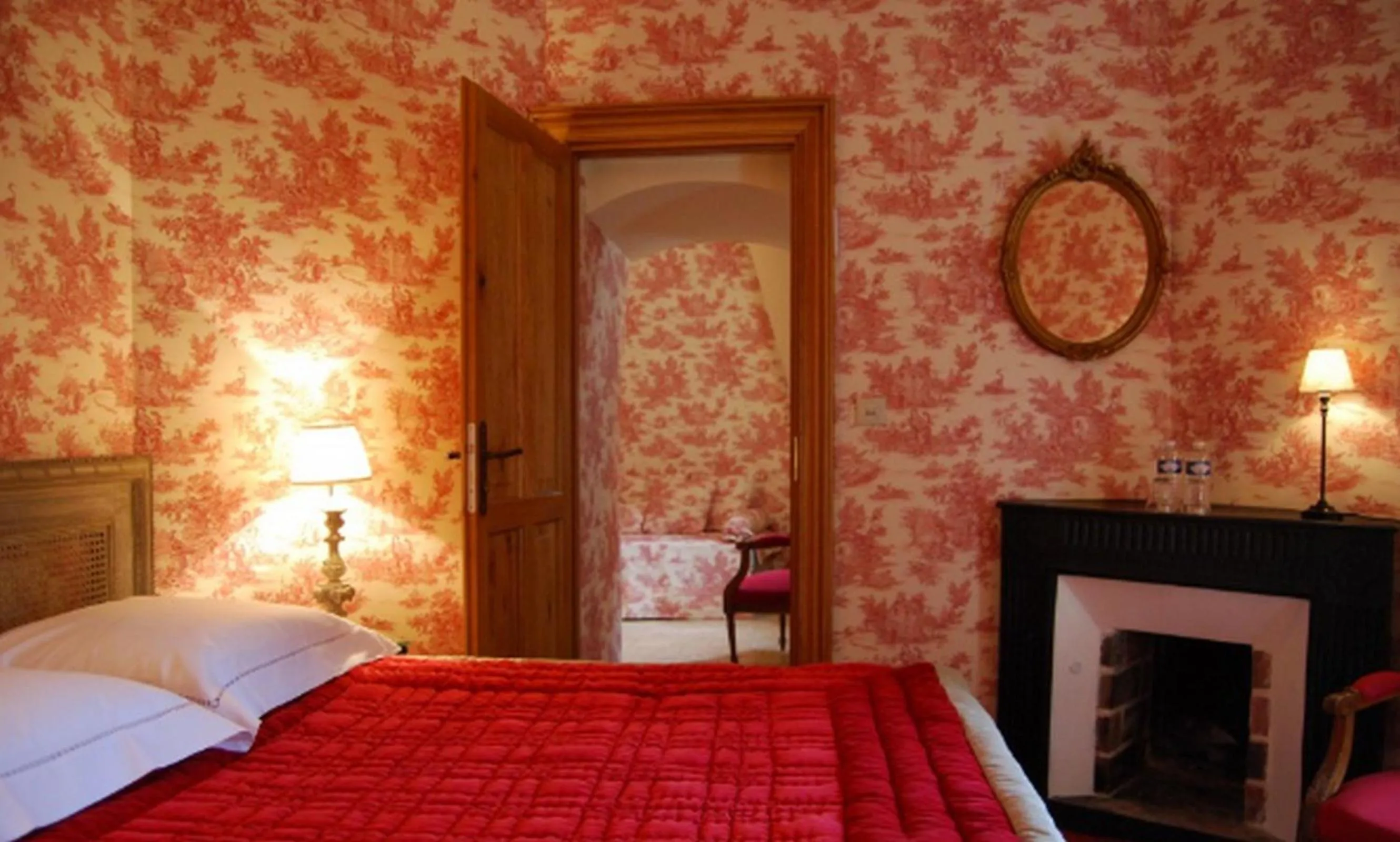 Photo of the whole room, Bed in Chateau des Arpentis