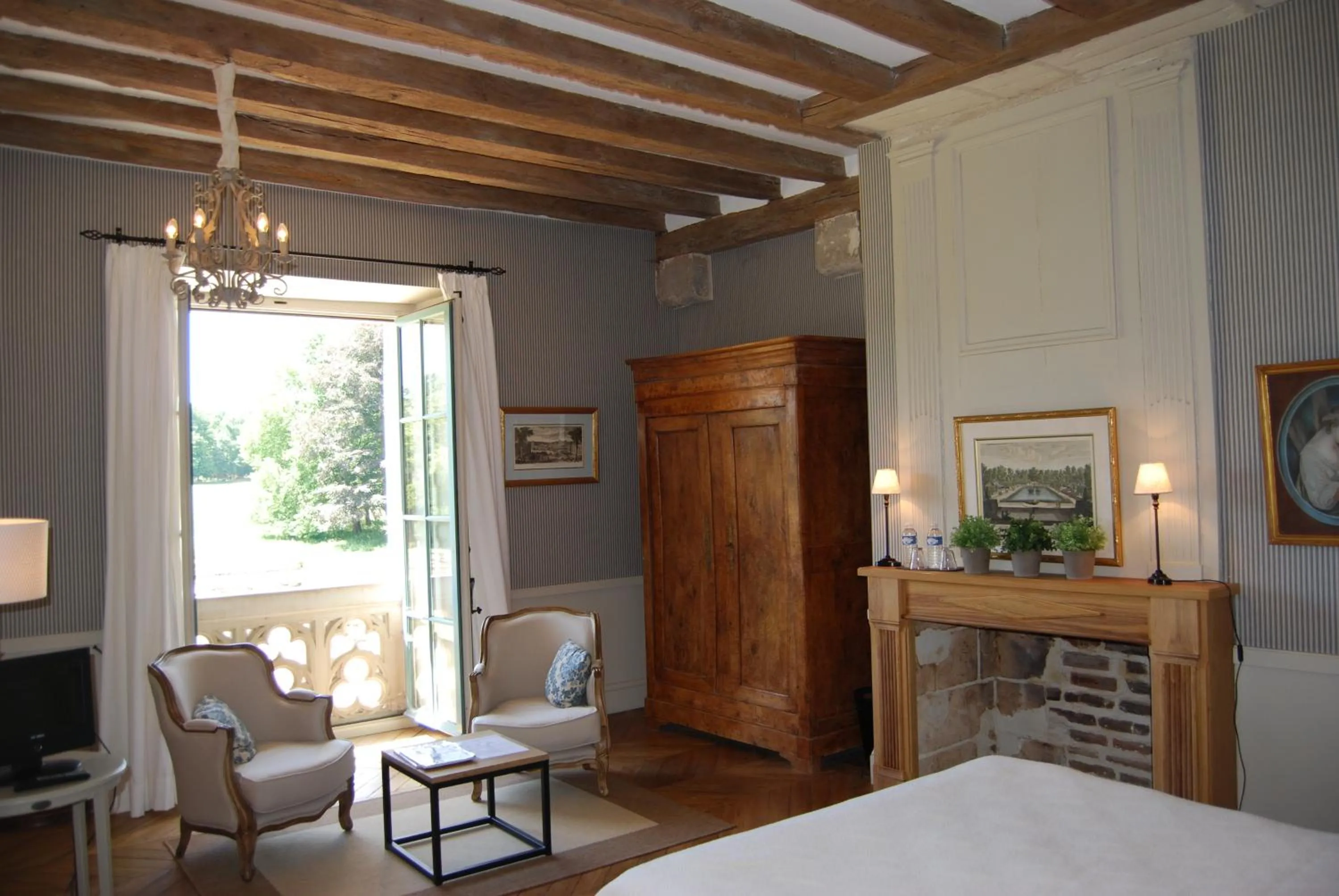 Photo of the whole room, Bed in Chateau des Arpentis