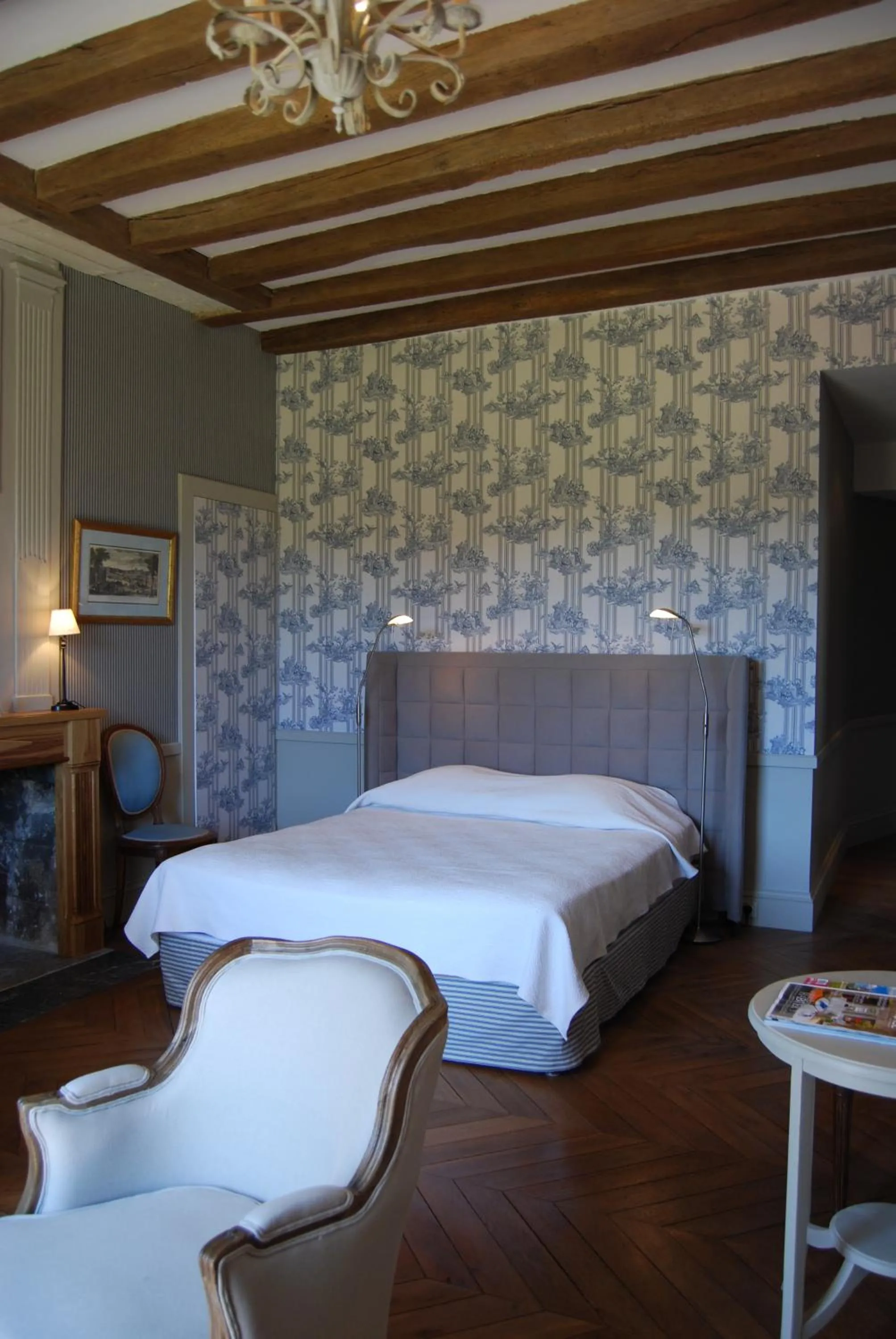 Photo of the whole room, Bed in Chateau des Arpentis