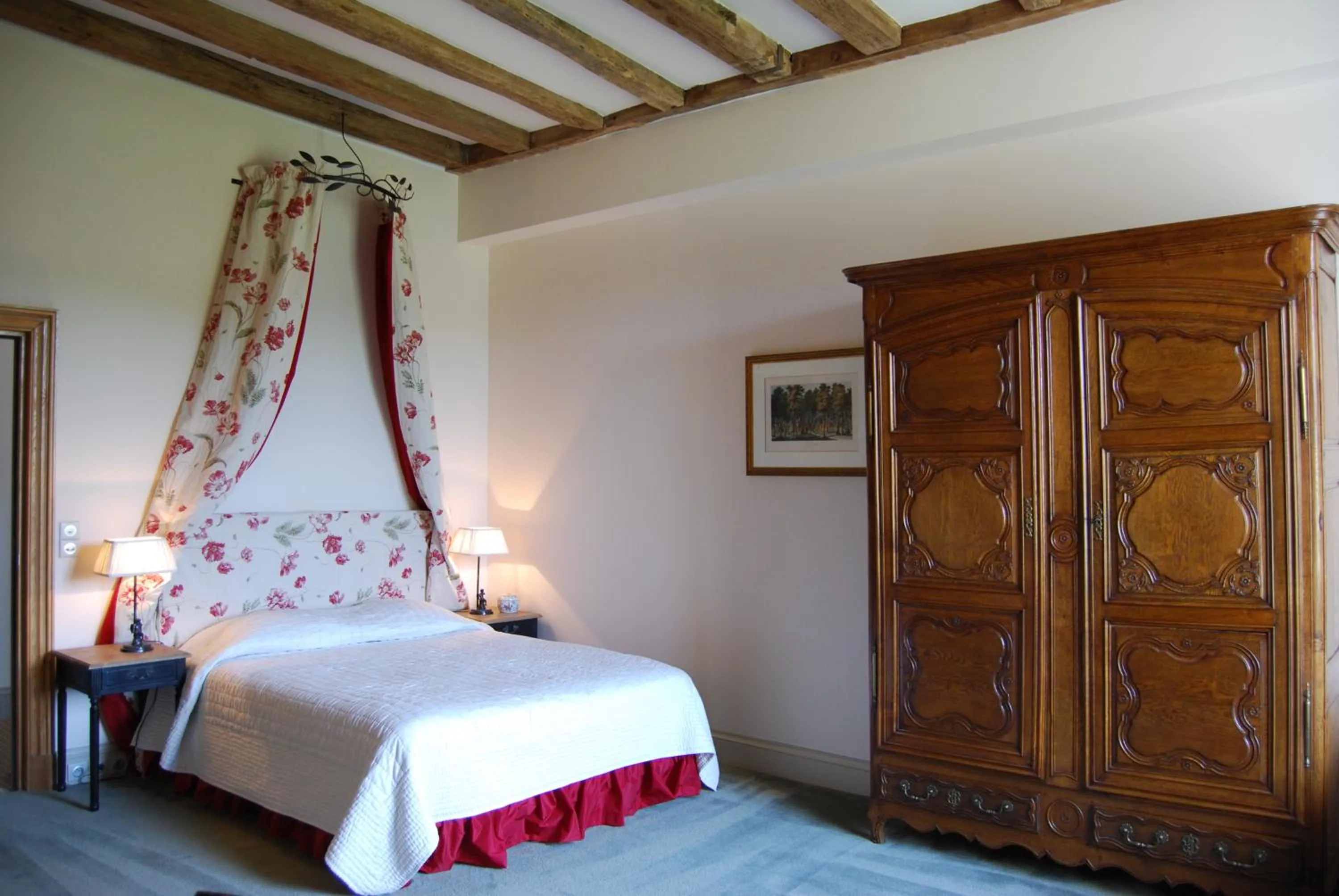 Photo of the whole room, Bed in Chateau des Arpentis