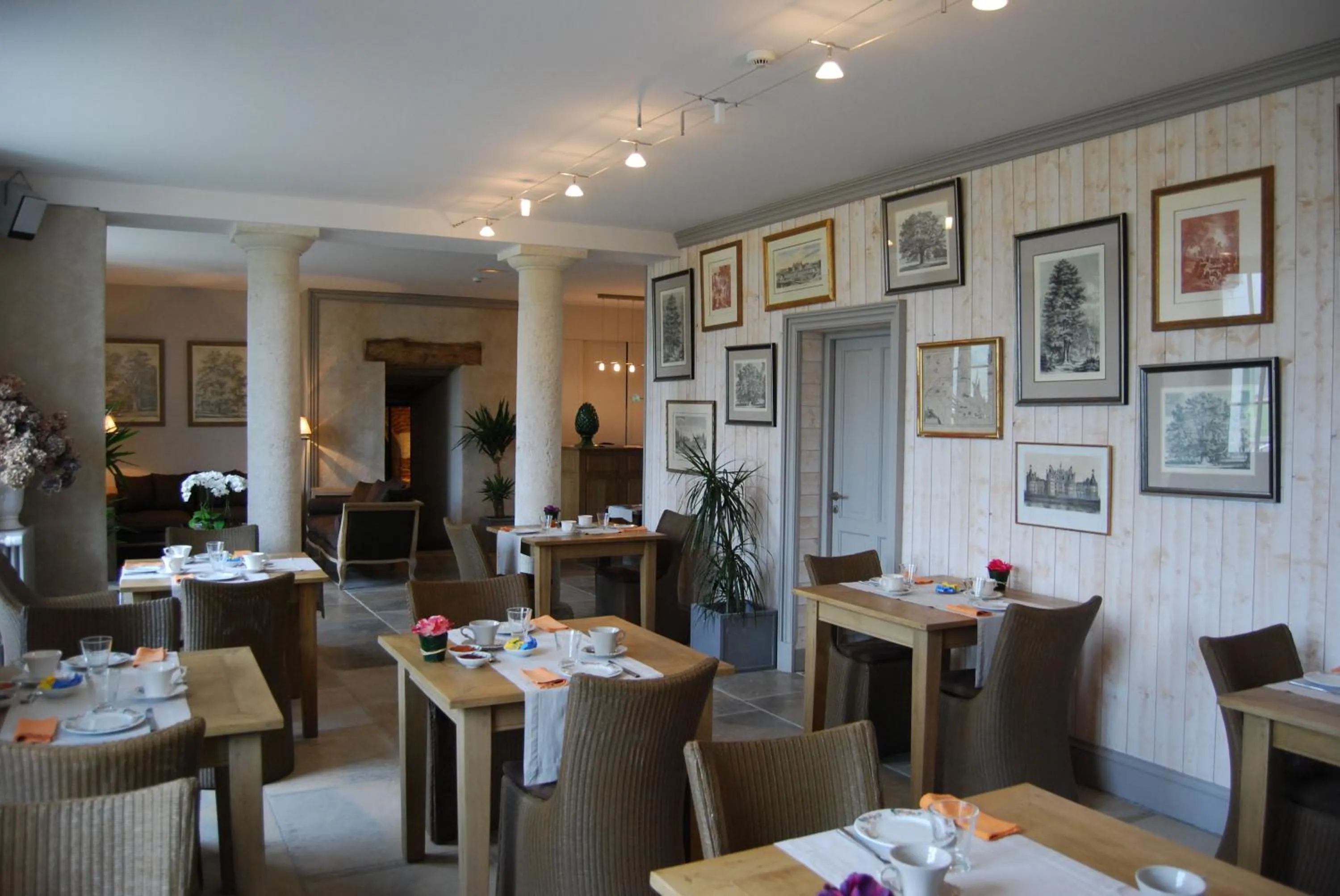 Restaurant/places to eat in Chateau des Arpentis