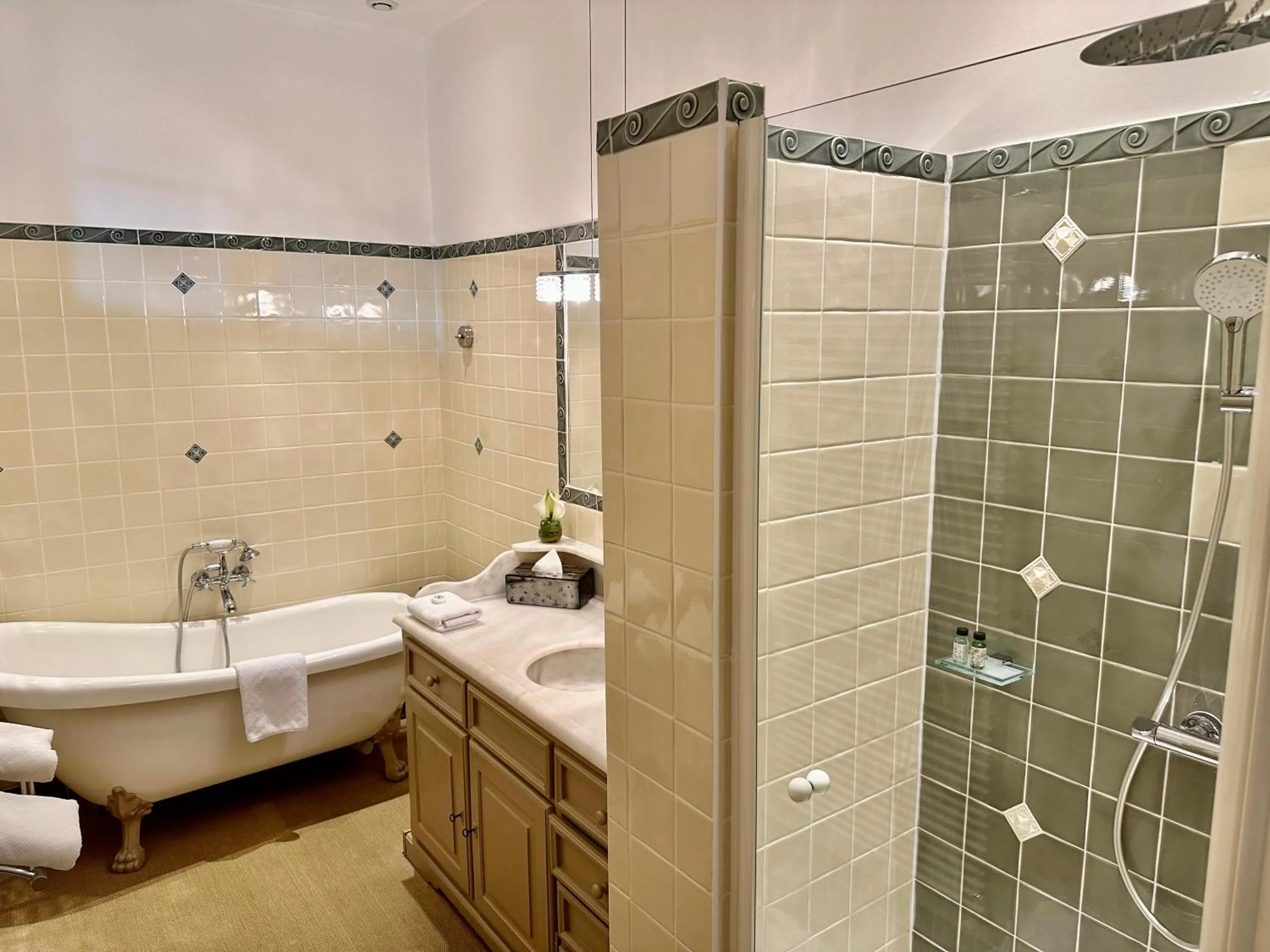 Shower in Chateau des Arpentis