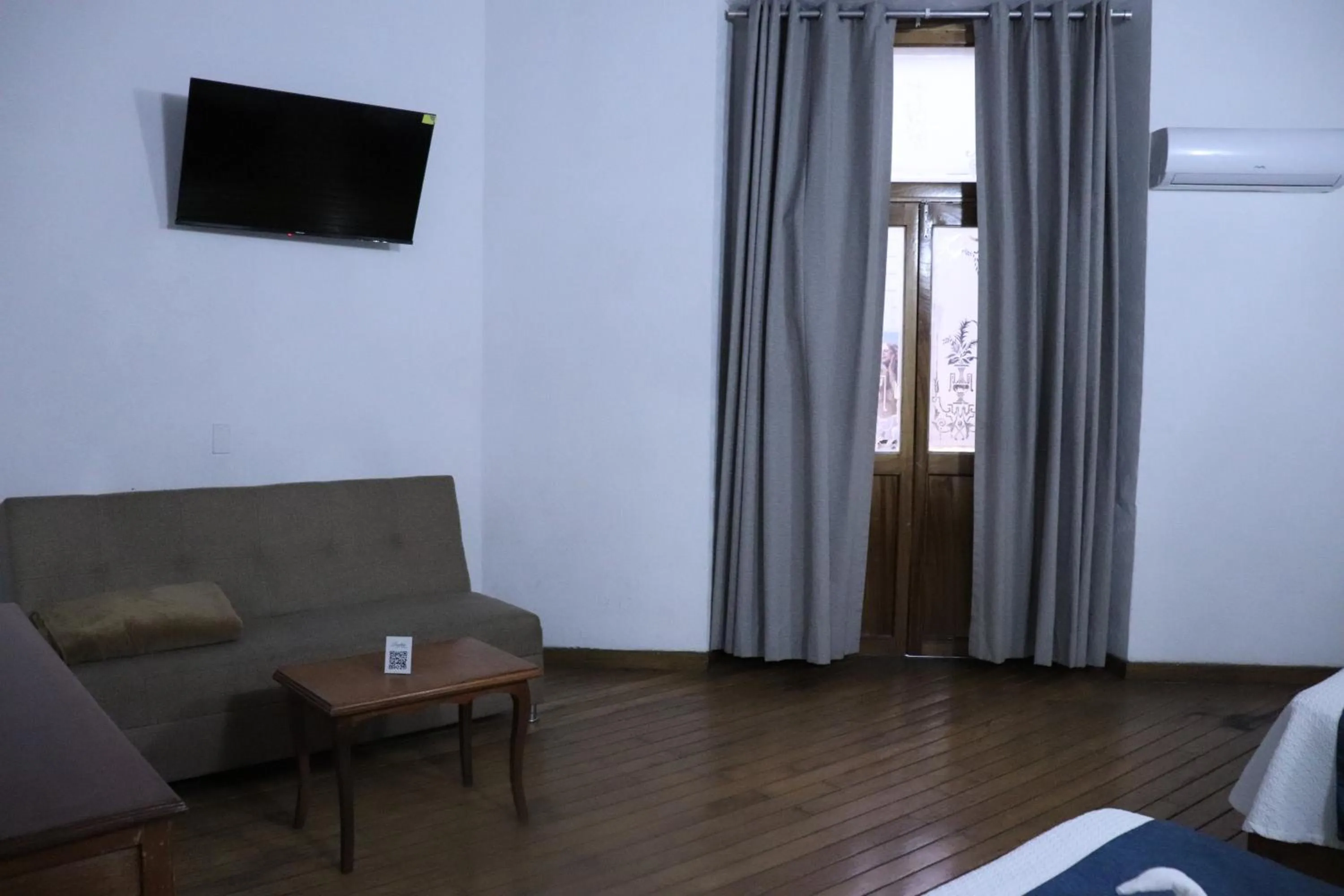 TV and multimedia in Hotel Frances