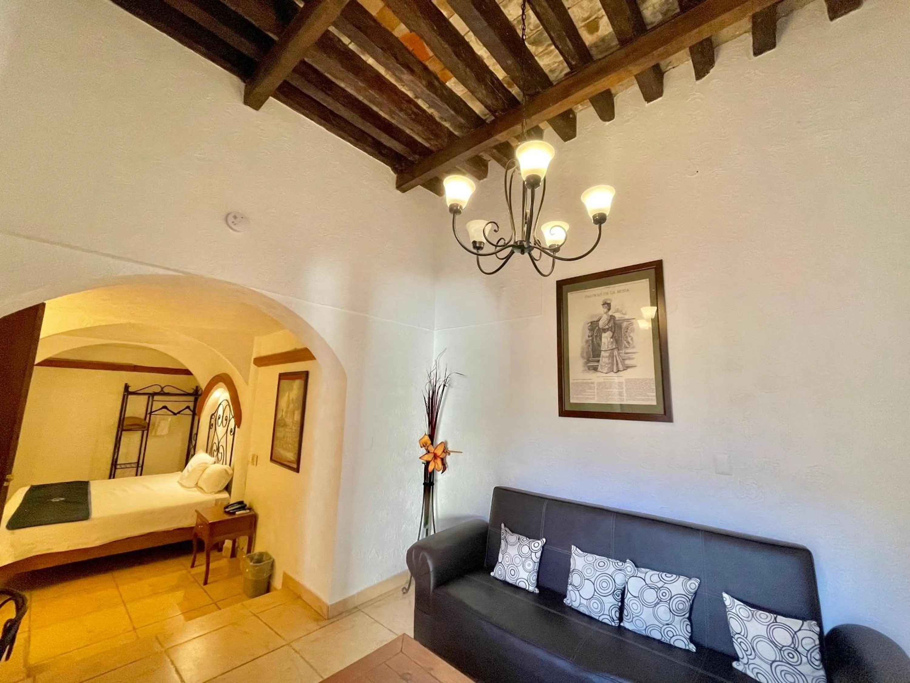 Living room, Bed in Hotel Frances