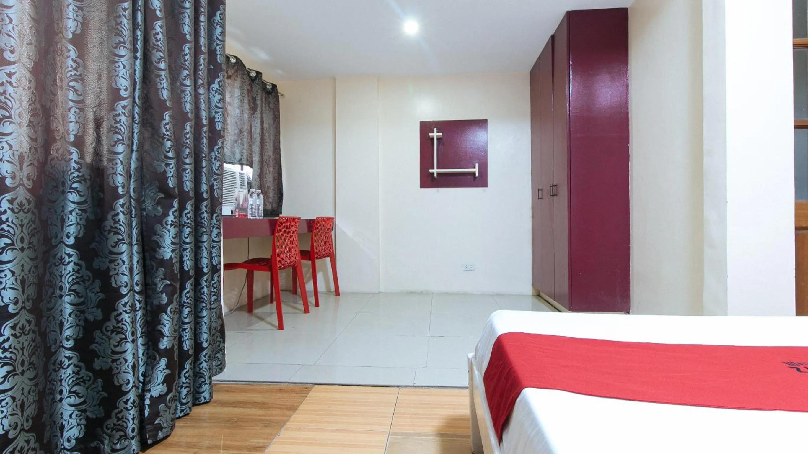 wardrobe in RedDoorz at DBuilders Rooms Ph2 Taguig