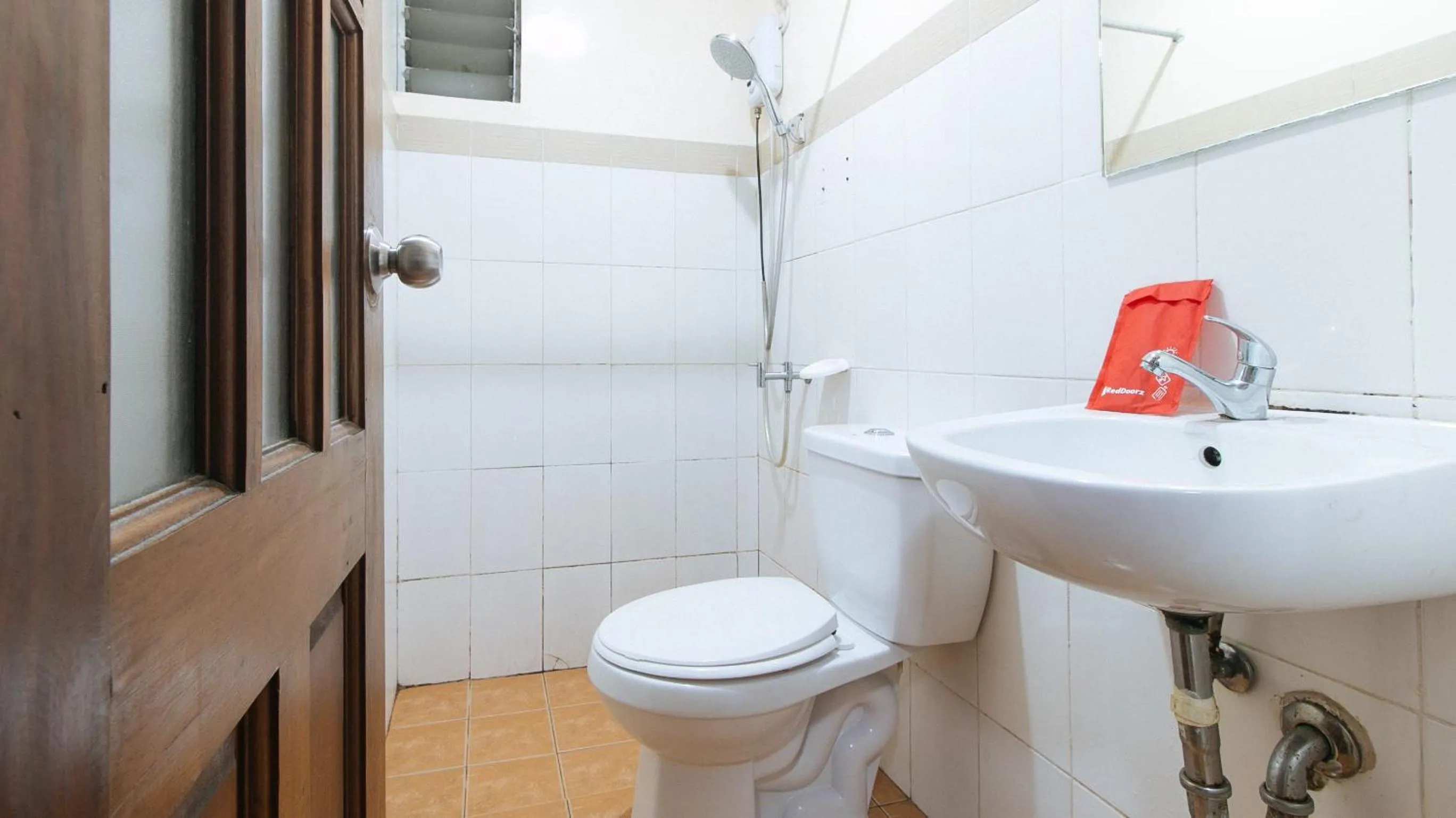 Shower in RedDoorz at DBuilders Rooms Ph2 Taguig