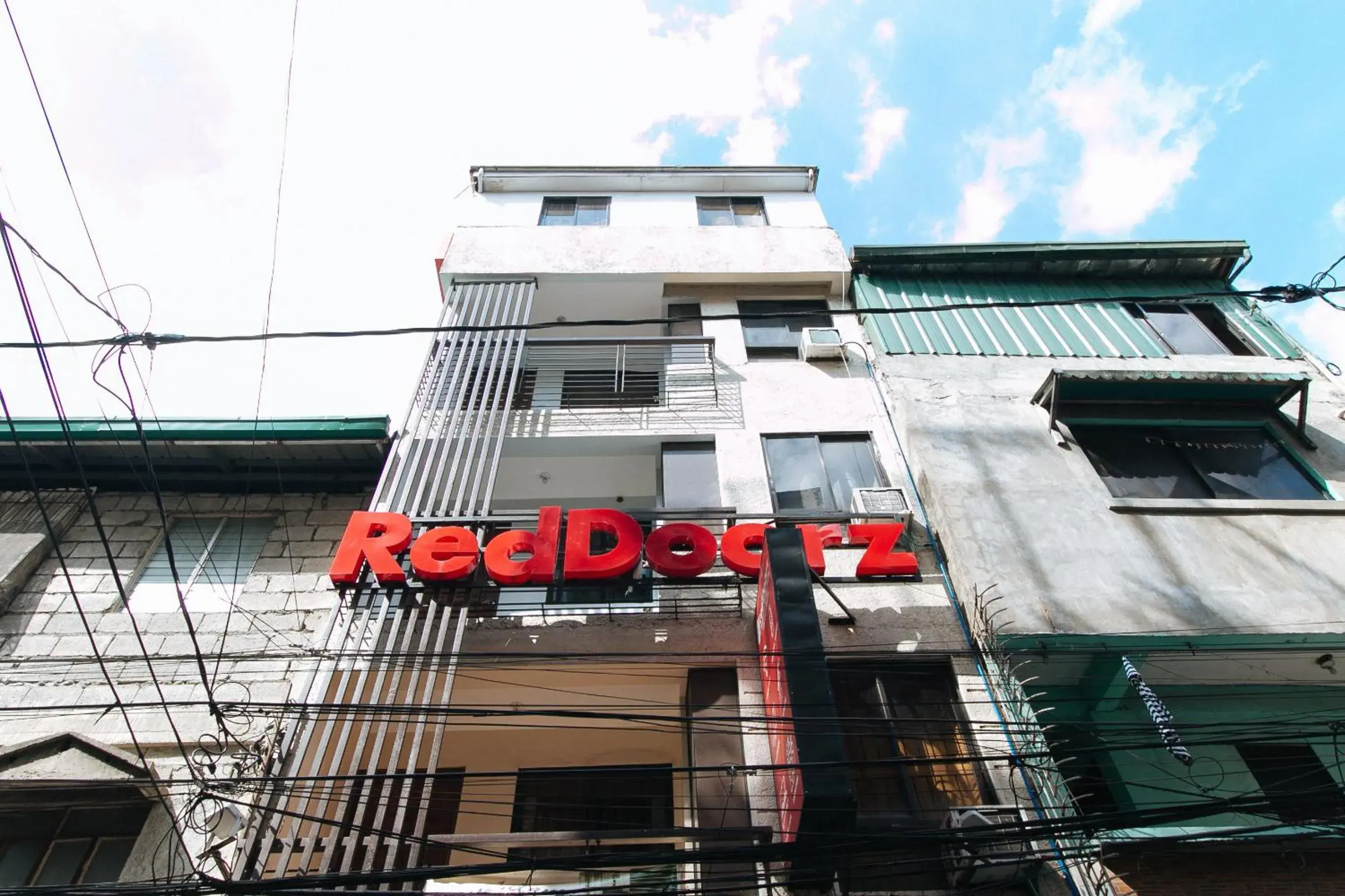 Property building in RedDoorz at DBuilders Rooms Ph2 Taguig Property building in RedDoorz at DBuilders Rooms Ph2 Taguig