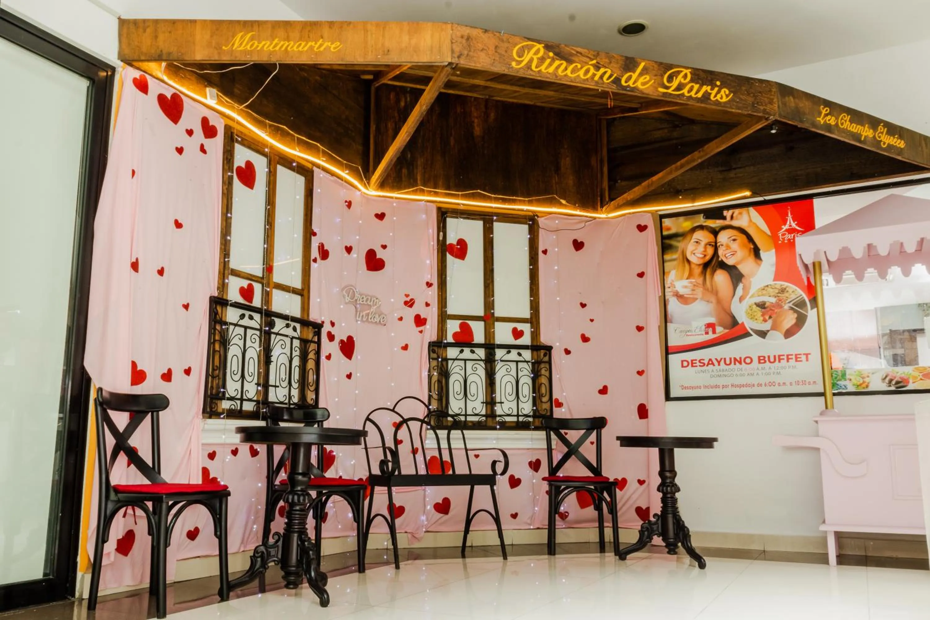 Restaurant/places to eat in Paris FC Hotel