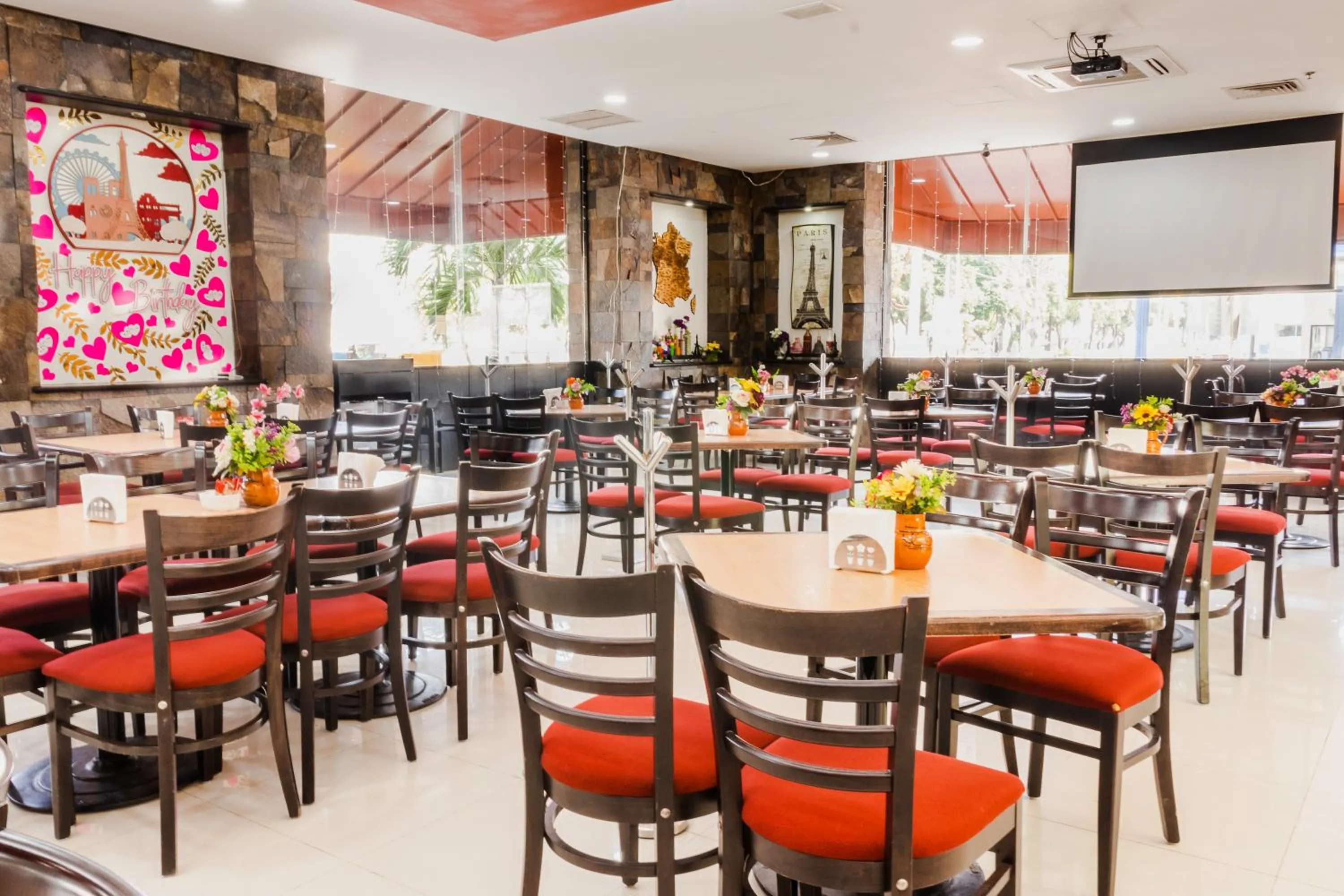 Restaurant/places to eat in Paris FC Hotel