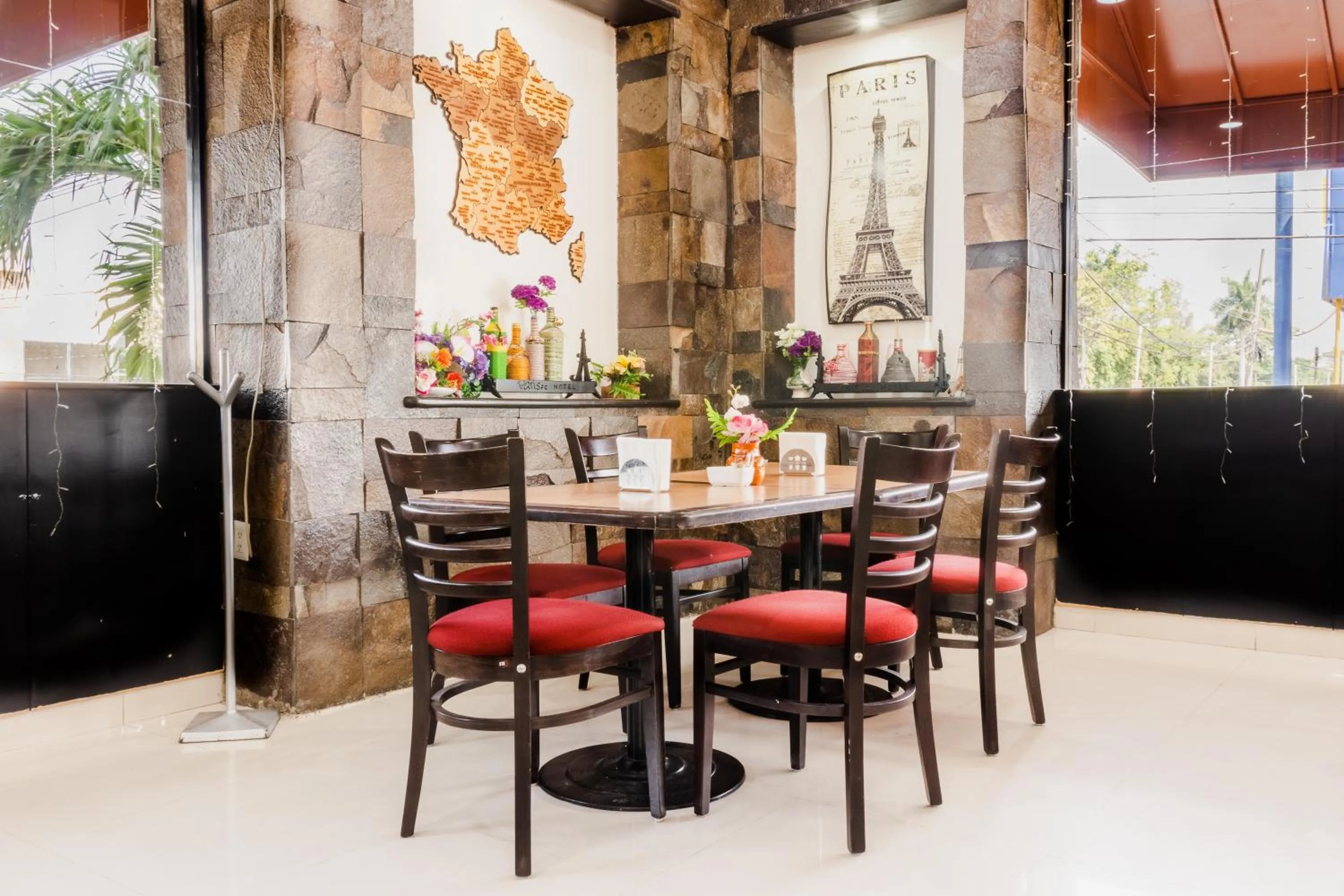 Food and drinks in Paris FC Hotel