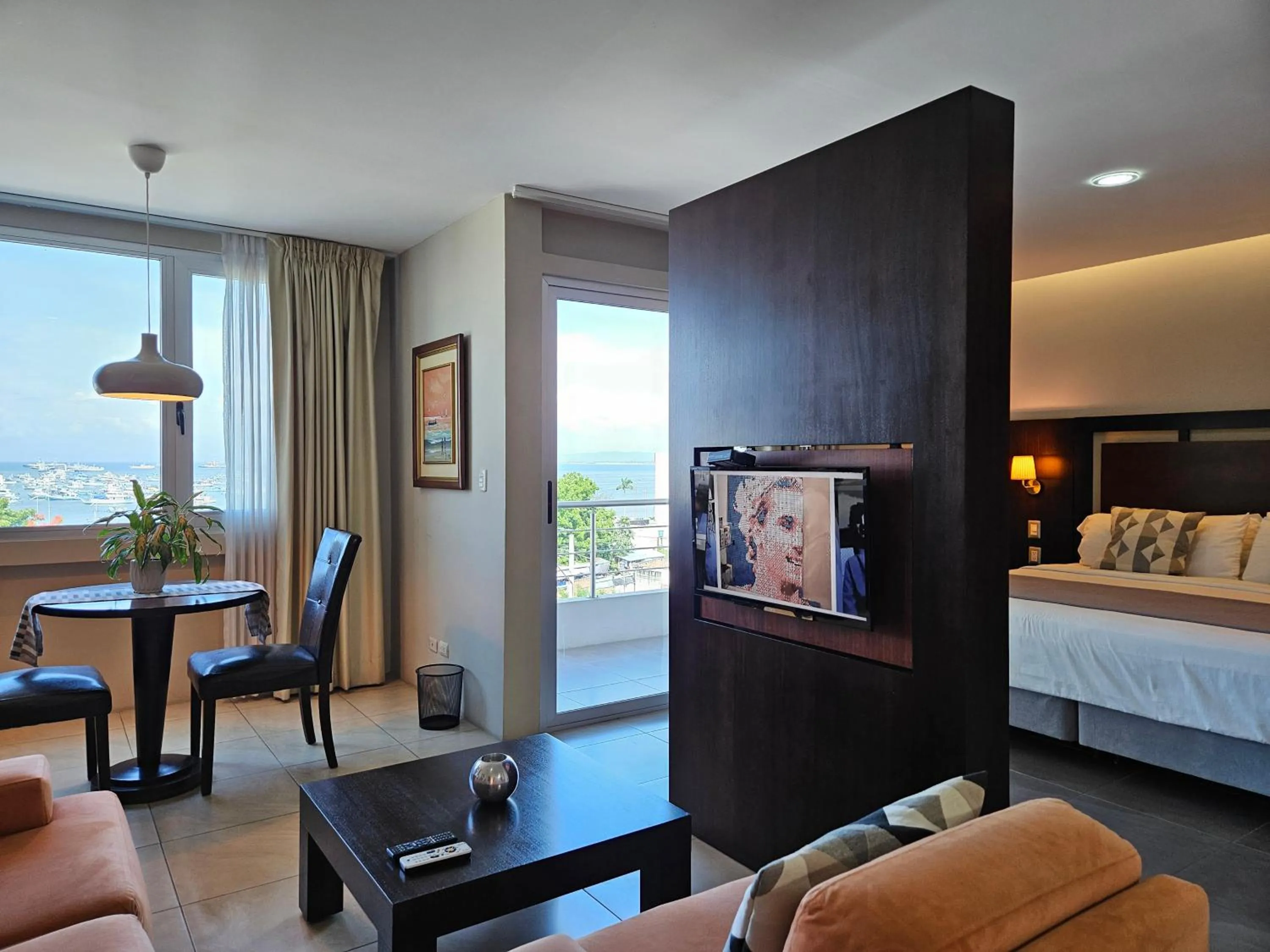 Communal lounge/ TV room, Bed in Hotel Perla Spondylus