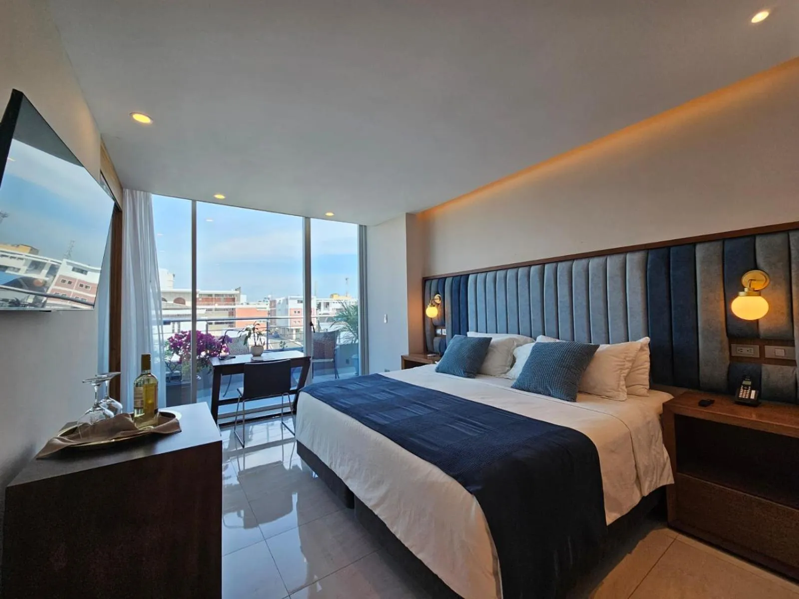 Photo of the whole room, Bed in Hotel Perla Spondylus