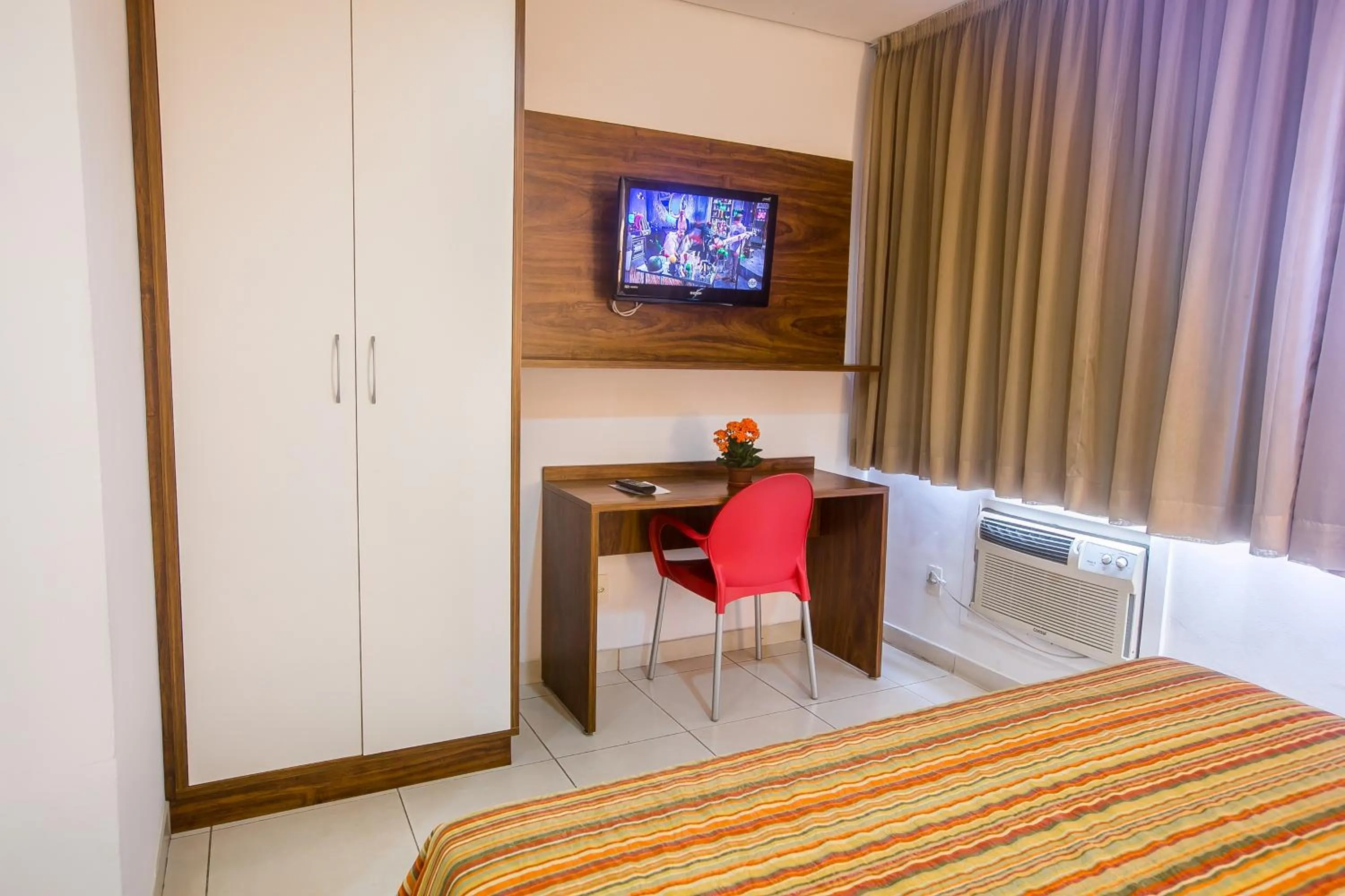 TV and multimedia, Bed in Hotel Flat Itaipava