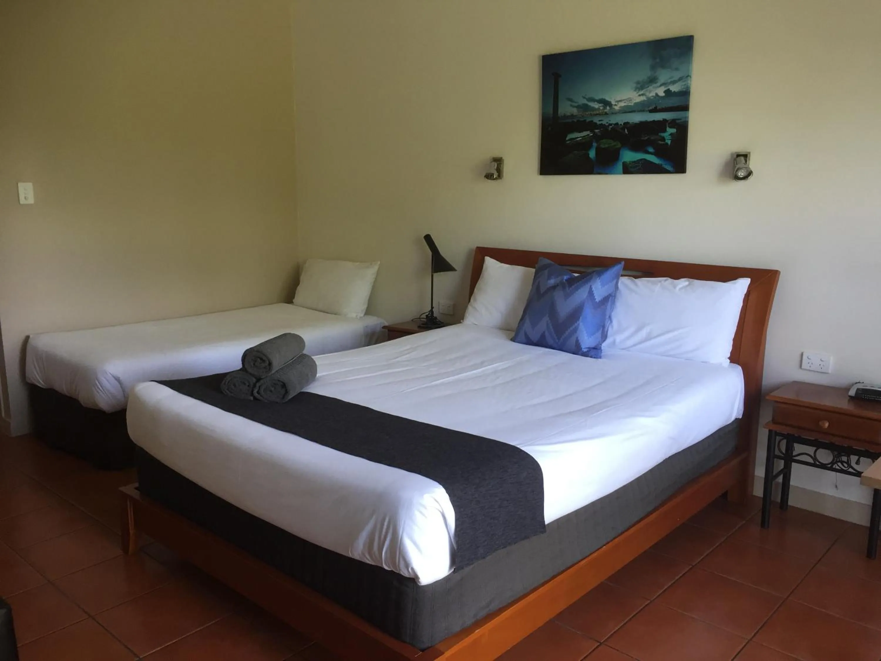 Bed in Birch Motel Bowen Previously Known as Bowen Arrow Motel