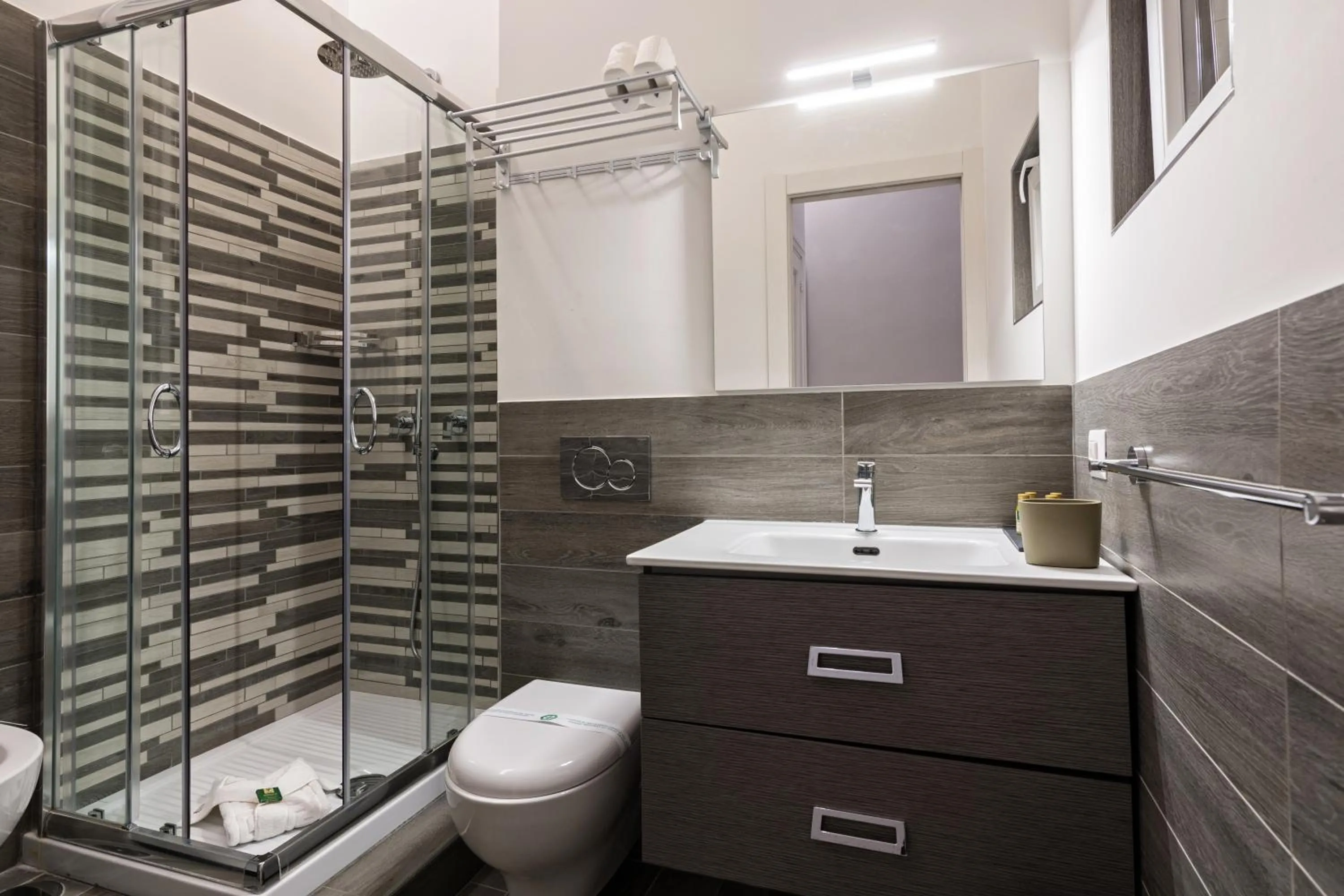 Bathroom in President Gardens