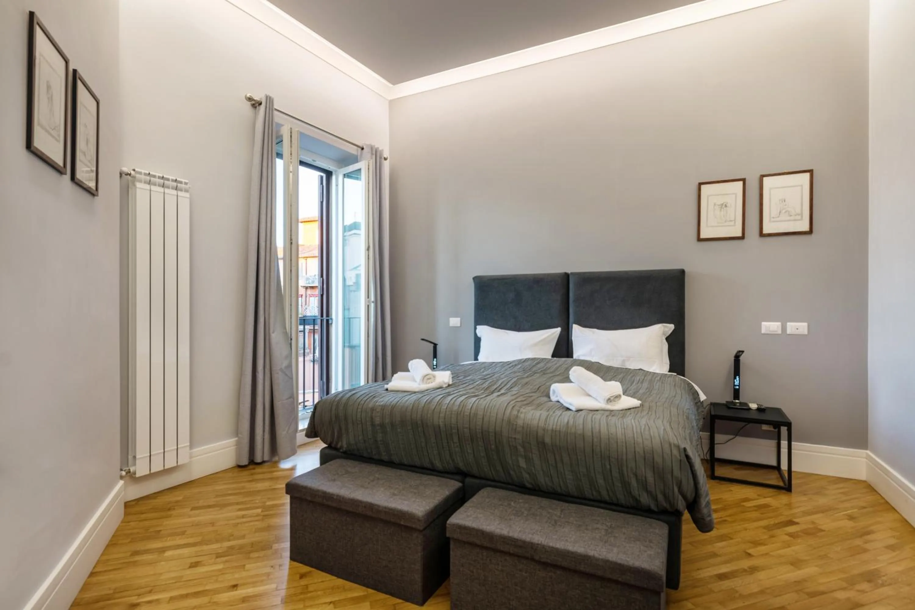 Photo of the whole room, Bed in President Gardens