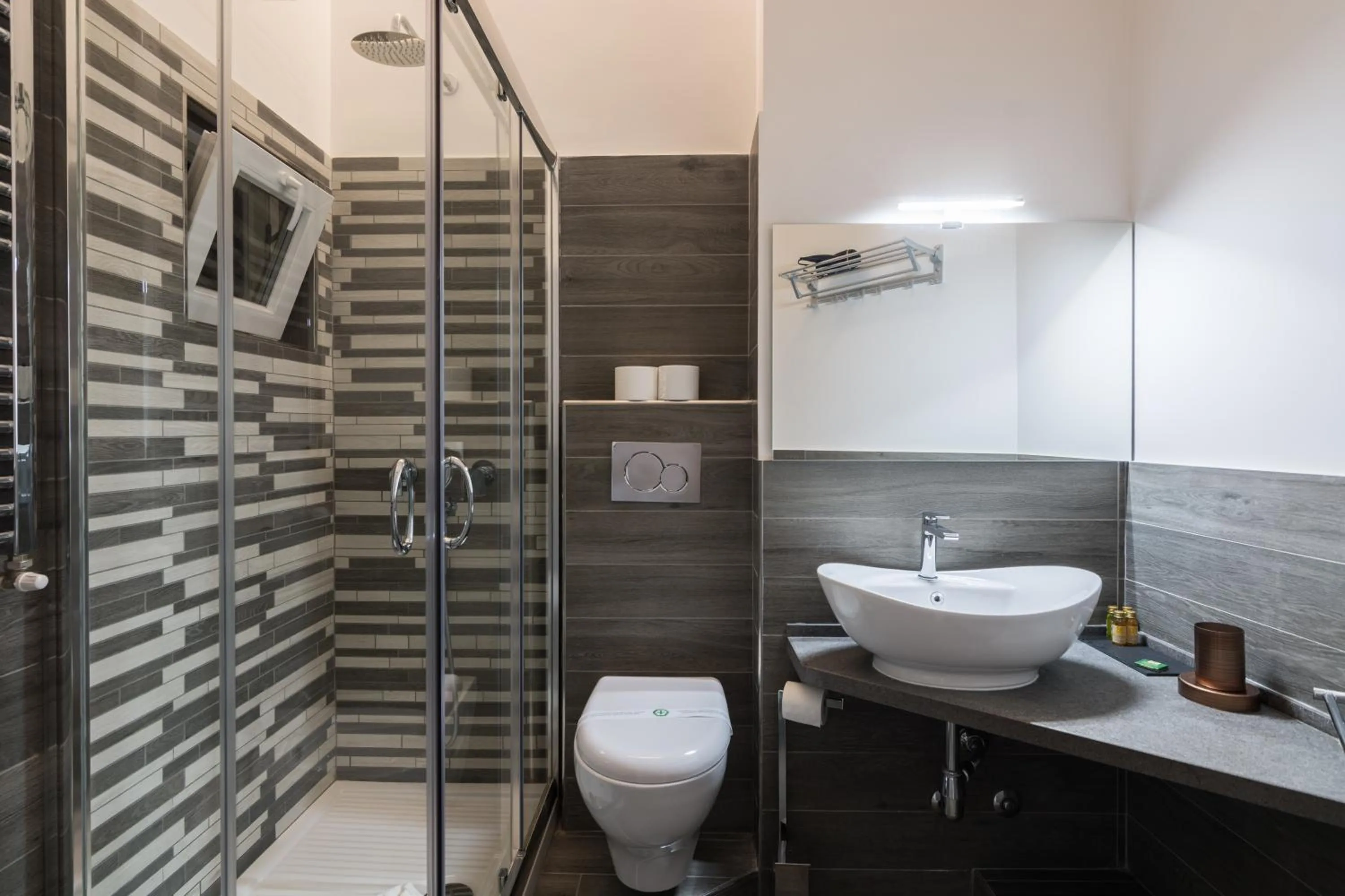 Bathroom in President Gardens